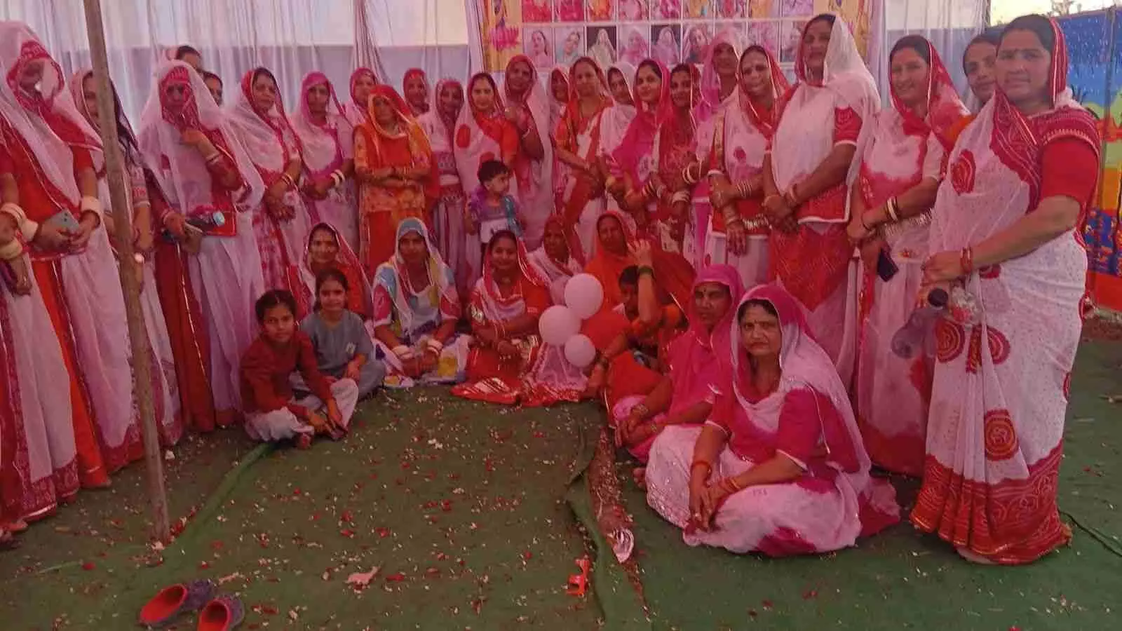 चित्तौड़गढ़ के मंदिर में धोबी समाज की महिलाएं फूलों से होली खेलकर फागोत्सव मना रही हैं।