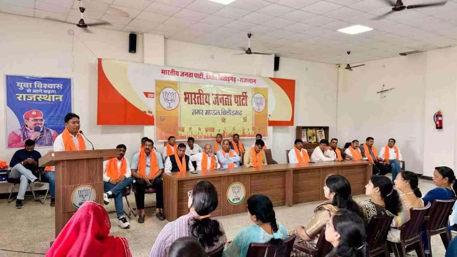 चित्तौड़गढ़ भाजपा कार्यालय में संगठनात्मक बैठक के दौरान दीप प्रज्वलित करते विधायक चंद्रभान सिंह आक्या और अन्य नेता। चित्तौड़गढ़ भाजपा कार्यालय में संगठनात्मक बैठक के दौरान दीप प्रज्वलित करते विधायक चंद्रभान सिंह आक्या और अन्य नेता।