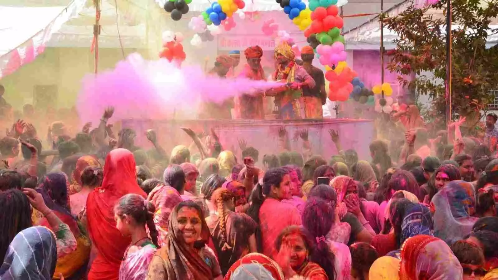 चित्तौड़गढ़ के कल्लाजी वेदपीठ मंदिर में फागोत्सव के दौरान गुलाल और फूलों से होली खेलते हुए श्रद्धालु। चित्तौड़गढ़ के कल्लाजी वेदपीठ मंदिर में फागोत्सव के दौरान गुलाल और फूलों से होली खेलते हुए श्रद्धालु।