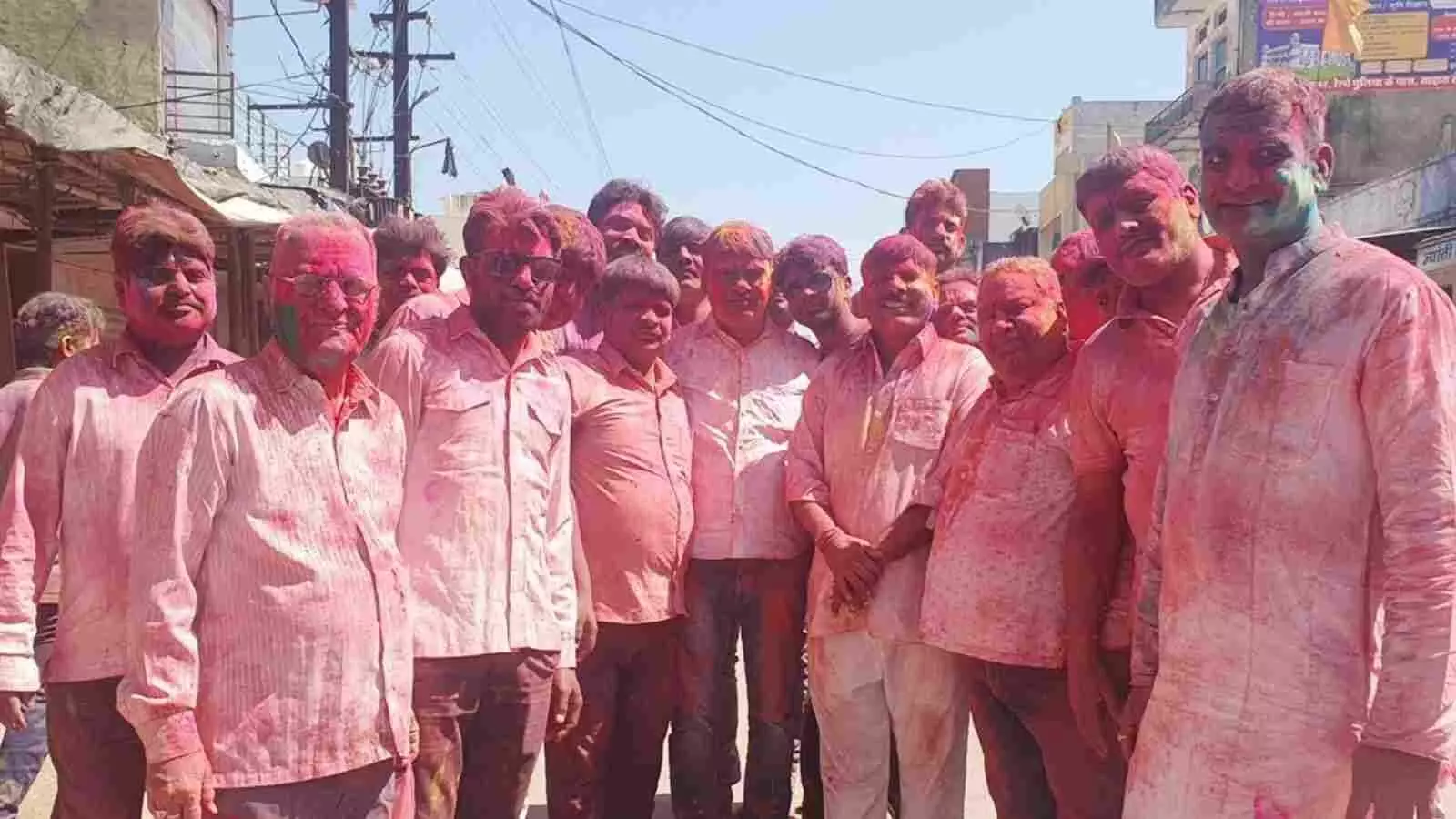 बस्सी में फाग उत्सव के दौरान हाथी पर सवार भगवान लक्ष्मीनाथ की शोभायात्रा में शामिल श्रद्धालु। बस्सी में फाग उत्सव के दौरान हाथी पर सवार भगवान लक्ष्मीनाथ की शोभायात्रा में शामिल श्रद्धालु।