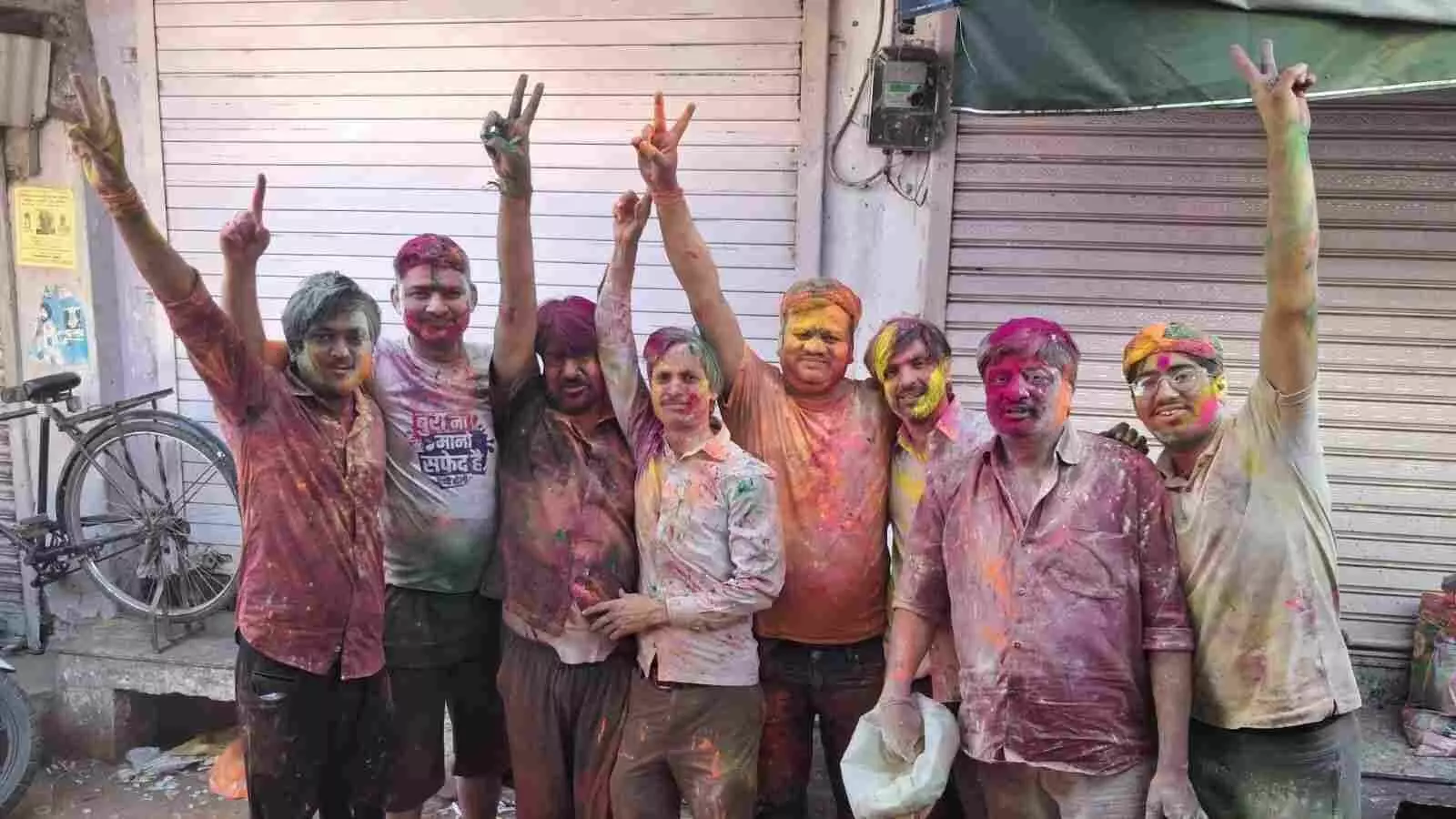 गंगापुर सिटी के पंसारी गली में व्यापारी राहुल गोयल के साथ होली और धूलिवंदन का उत्सव मनाते हुए। गंगापुर सिटी के पंसारी गली में व्यापारी राहुल गोयल के साथ होली और धूलिवंदन का उत्सव मनाते हुए।