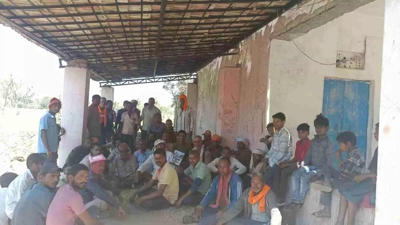 आवरड़ा के चामुंडा माता मंदिर में सामाजिक बैठक के दौरान विचार-विमर्श करते ग्रामीण और समाज के प्रतिनिधि। आवरड़ा के चामुंडा माता मंदिर में सामाजिक बैठक के दौरान विचार-विमर्श करते ग्रामीण और समाज के प्रतिनिधि।