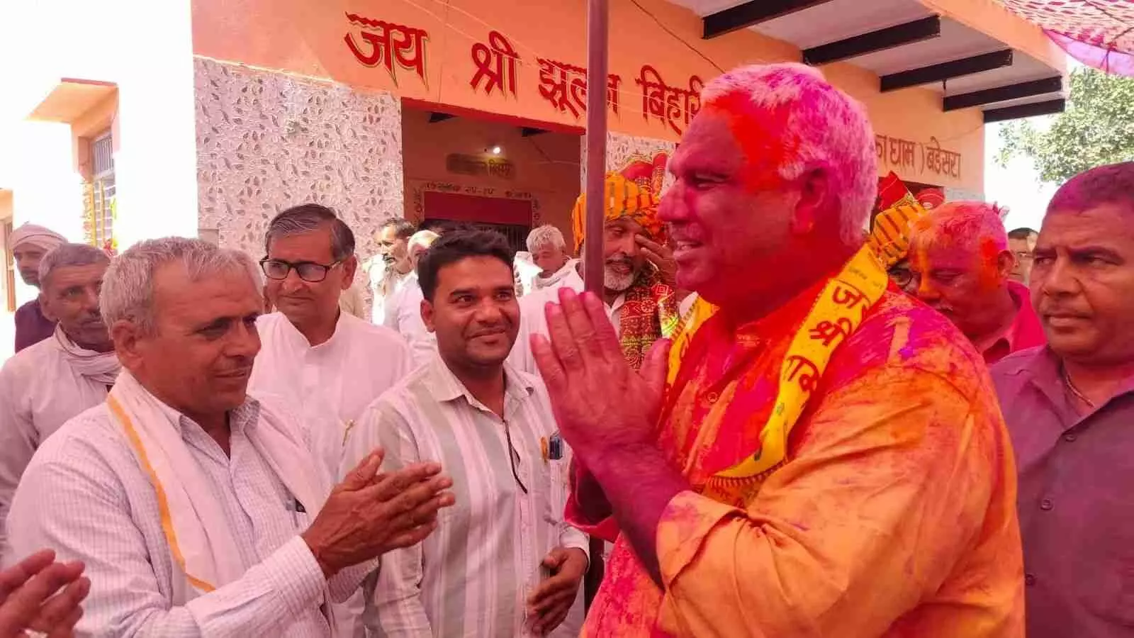 डीग के झूलन बिहारी मंदिर में स्थानीय लोगों के साथ होली खेलते हुए मंत्री जवाहर सिंह बेढ़म। डीग के झूलन बिहारी मंदिर में स्थानीय लोगों के साथ होली खेलते हुए मंत्री जवाहर सिंह बेढ़म।