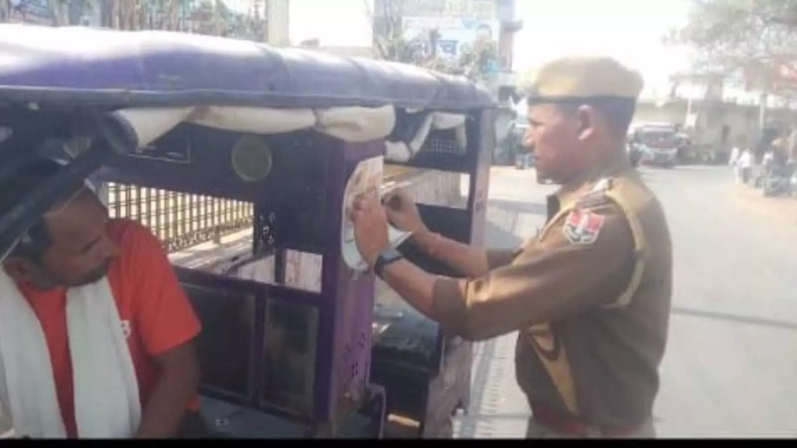 डीग में यातायात पुलिस टीम सड़क सुरक्षा अभियान के तहत वाहन पर जागरूकता स्टीकर चिपका रही है। डीग में यातायात पुलिस टीम सड़क सुरक्षा अभियान के तहत वाहन पर जागरूकता स्टीकर चिपका रही है।