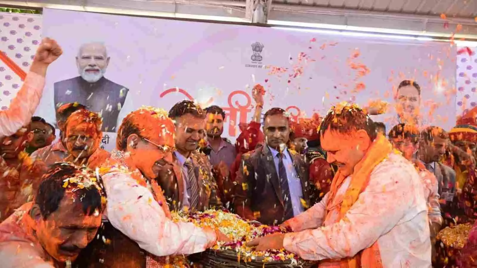 जयपुर में मुख्यमंत्री निवास पर मुख्यमंत्री भजनलाल शर्मा और मदन राठौड़ होली महोत्सव के दौरान लोगों के साथ।