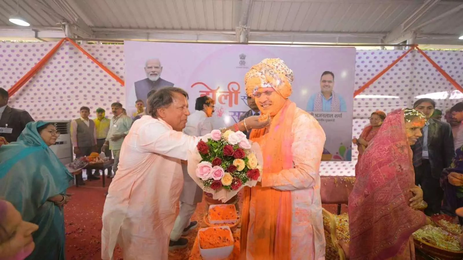 मुख्यमंत्री आवास जयपुर में मुख्यमंत्री भजन लाल शर्मा को पुष्पगुच्छ भेंट करते पूर्व विधायक मानसिंह गुर्जर की दृश्य झलक। मुख्यमंत्री आवास जयपुर में मुख्यमंत्री भजन लाल शर्मा को पुष्पगुच्छ भेंट करते पूर्व विधायक मानसिंह गुर्जर की दृश्य झलक।