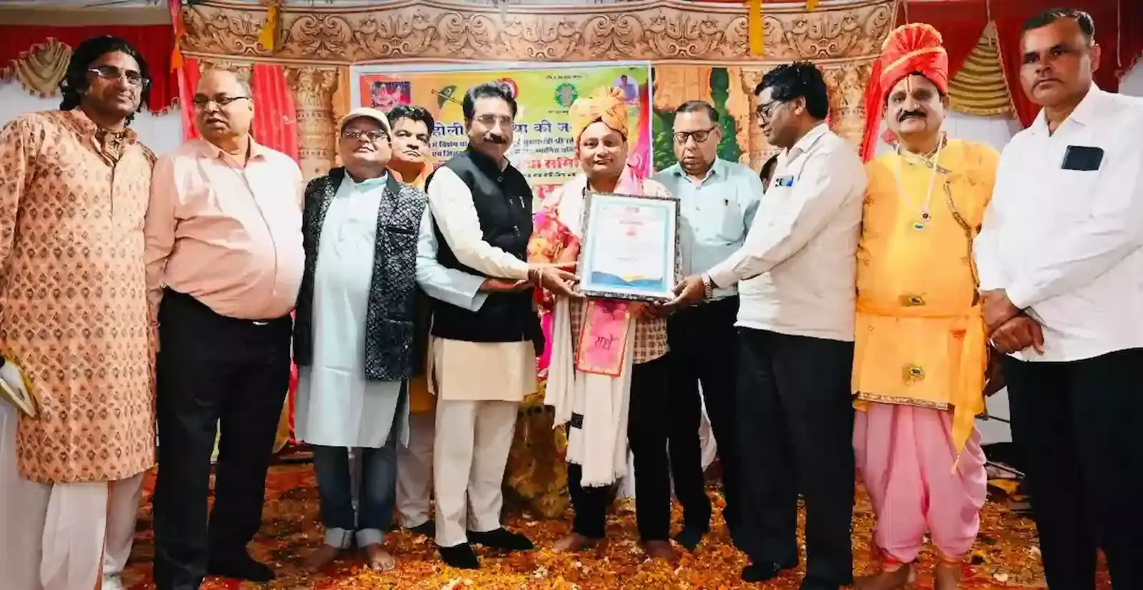 भरतपुर में आयोजित समारोह के दौरान शत्रुघन तिवारी को भरतपुर रत्न 2026 सम्मान देते अतिथि।
