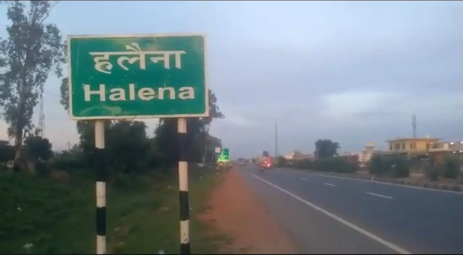 पत्रकार थानसिंह सिनसिनवार जयपुर में गृह राज्यमंत्री जवाहर सिंह बेढम को ज्ञापन सौंपते हुए दिखाई दे रहे हैं।