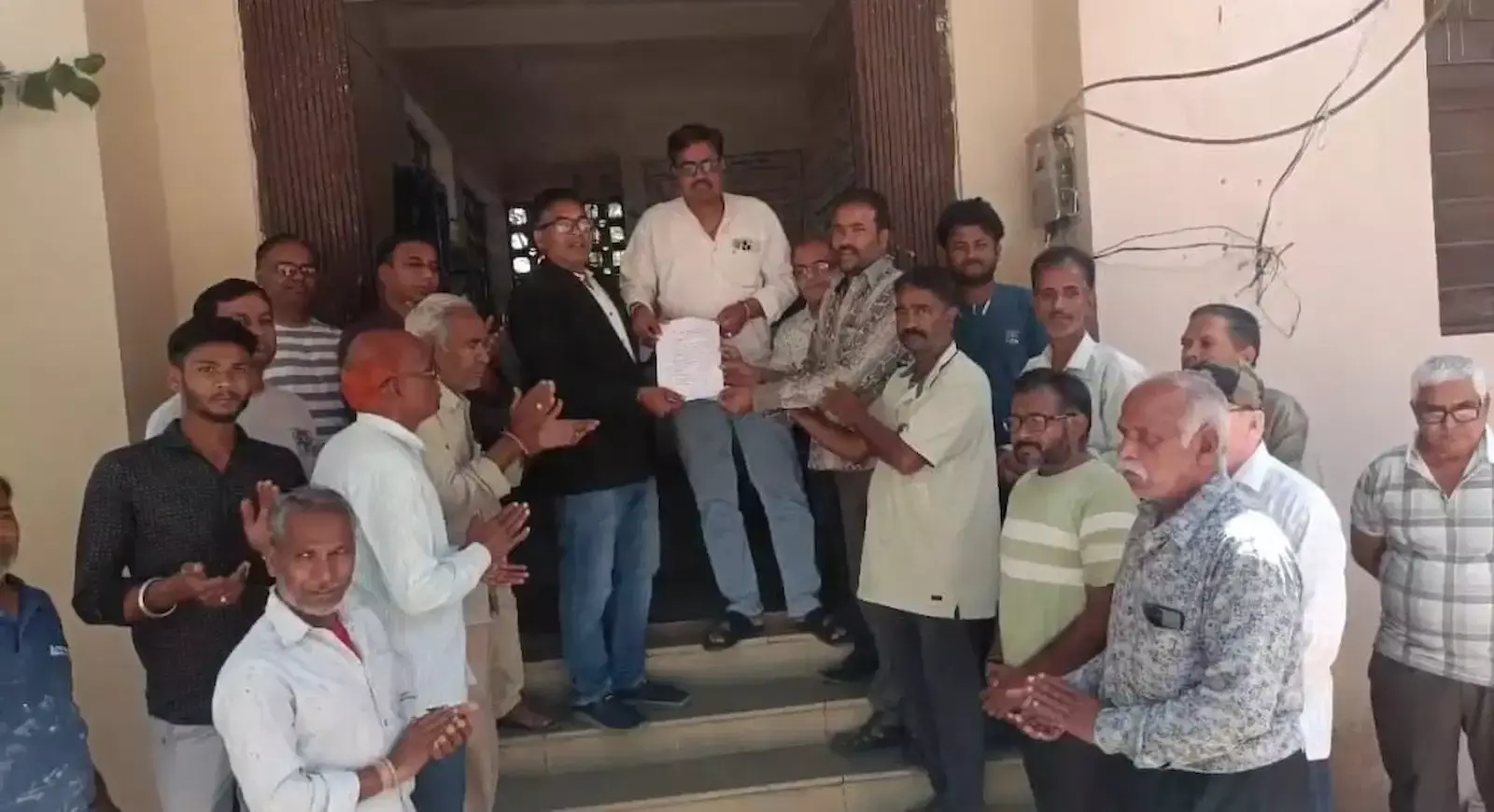 छोटीसादड़ी उपखंड कार्यालय परिसर में चबूतरा हटाने के विरोध में हनुमान चालीसा का पाठ करते प्रदर्शनकारी नागरिक। छोटीसादड़ी उपखंड कार्यालय परिसर में चबूतरा हटाने के विरोध में हनुमान चालीसा का पाठ करते प्रदर्शनकारी नागरिक।