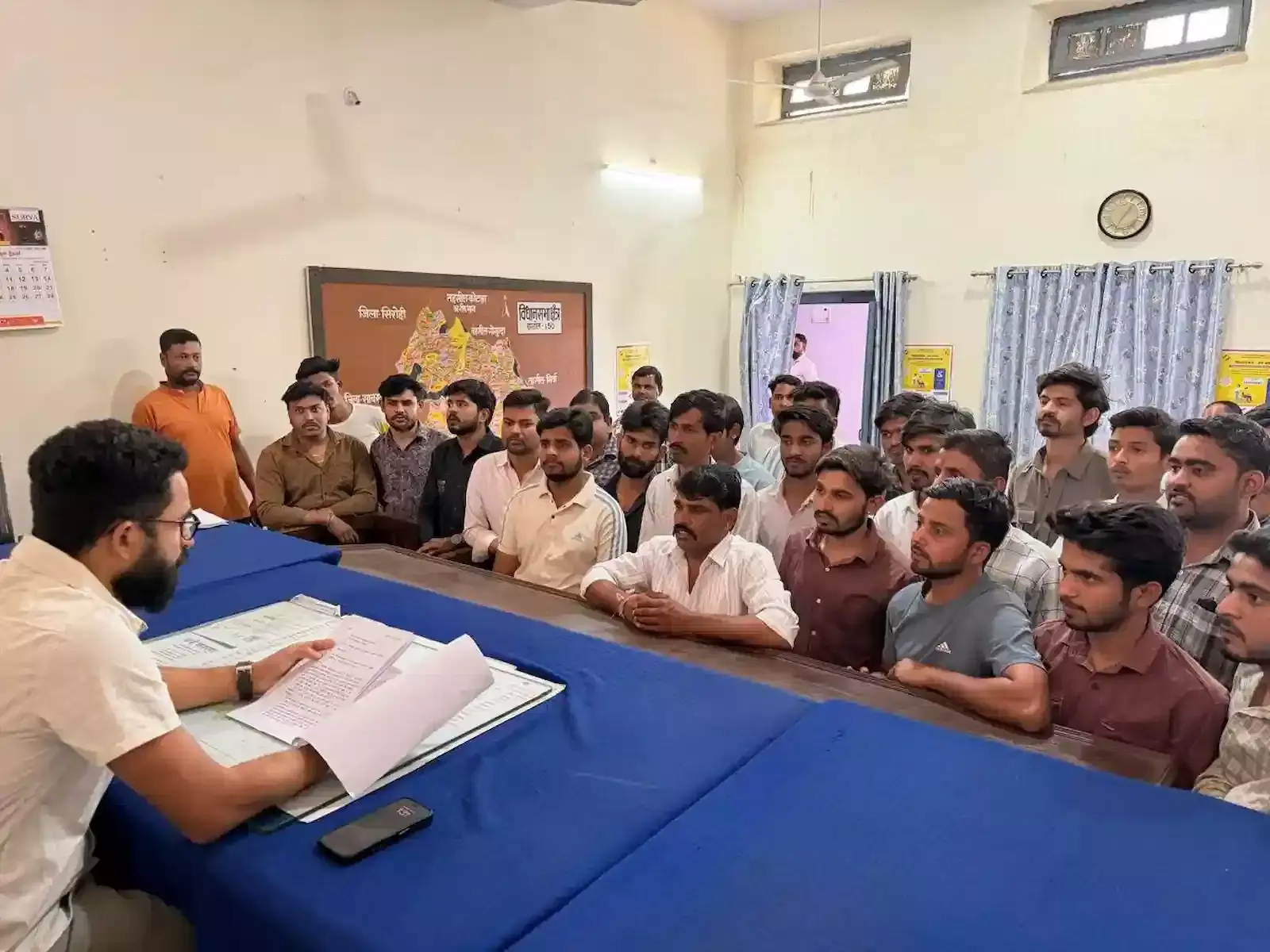 उदयपुर के ग्राम अदकालिया में शराब की दुकान के बाहर विरोध प्रदर्शन करते हुए ग्रामीण। उदयपुर के ग्राम अदकालिया में शराब की दुकान के बाहर विरोध प्रदर्शन करते हुए ग्रामीण।