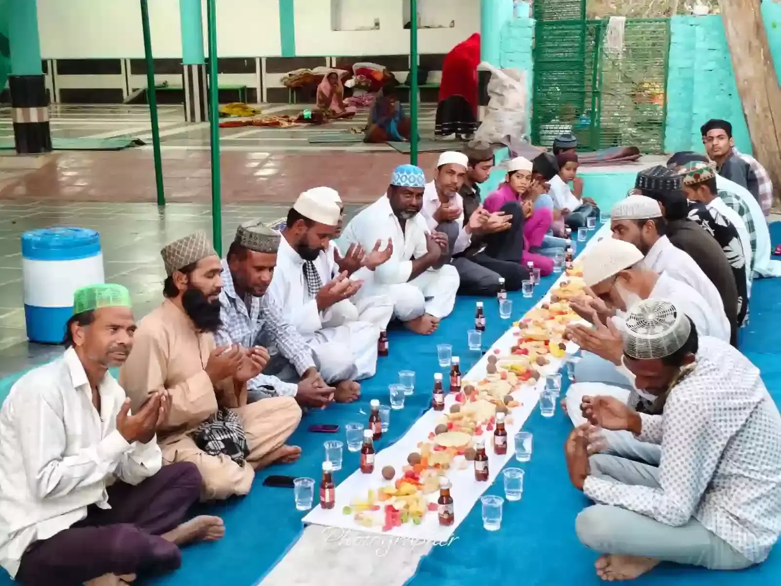 लसाडिया दरगाह अंजुमन में रोजा इफ्तार के दौरान सामूहिक दावत में शामिल होते कमेटी सदस्य और स्थानीय लोग। लसाडिया दरगाह अंजुमन में रोजा इफ्तार के दौरान सामूहिक दावत में शामिल होते कमेटी सदस्य और स्थानीय लोग।