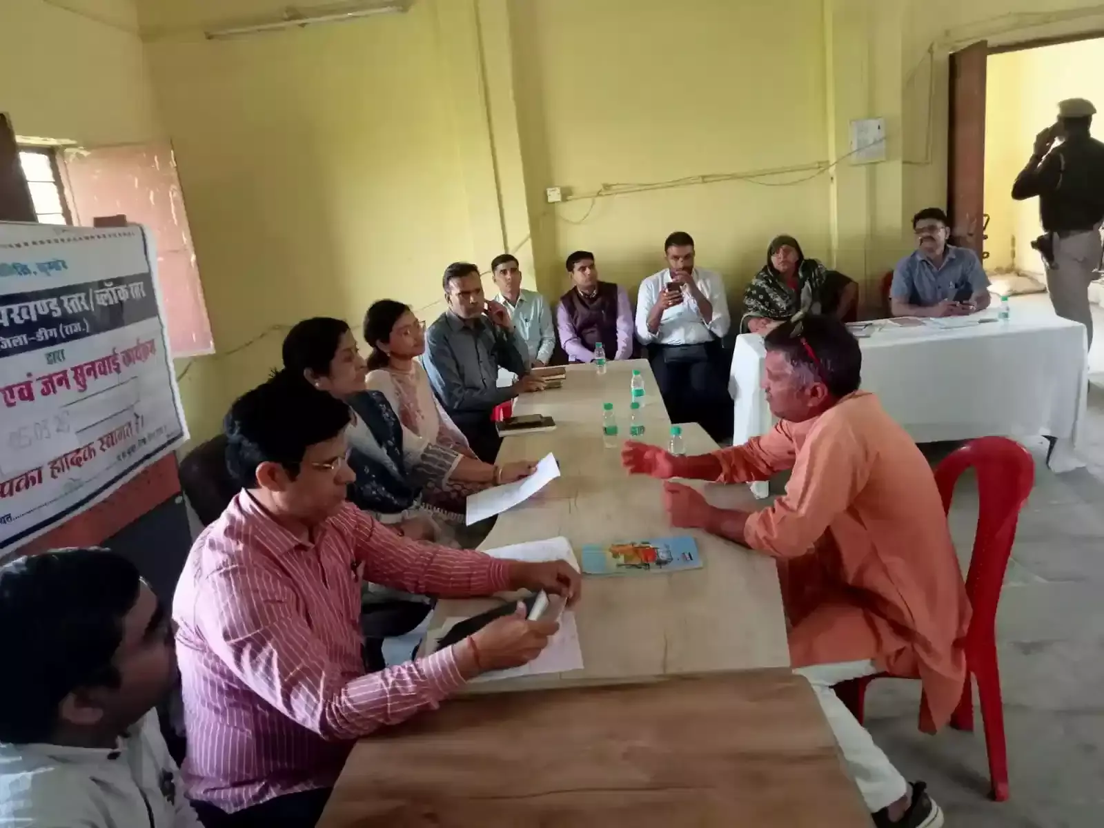 डीग की प्रभारी सचिव नलिनी कठोतिया ग्राम पंचायत में जनसुनवाई के दौरान ग्रामीणों की समस्याएं सुनती हुईं।