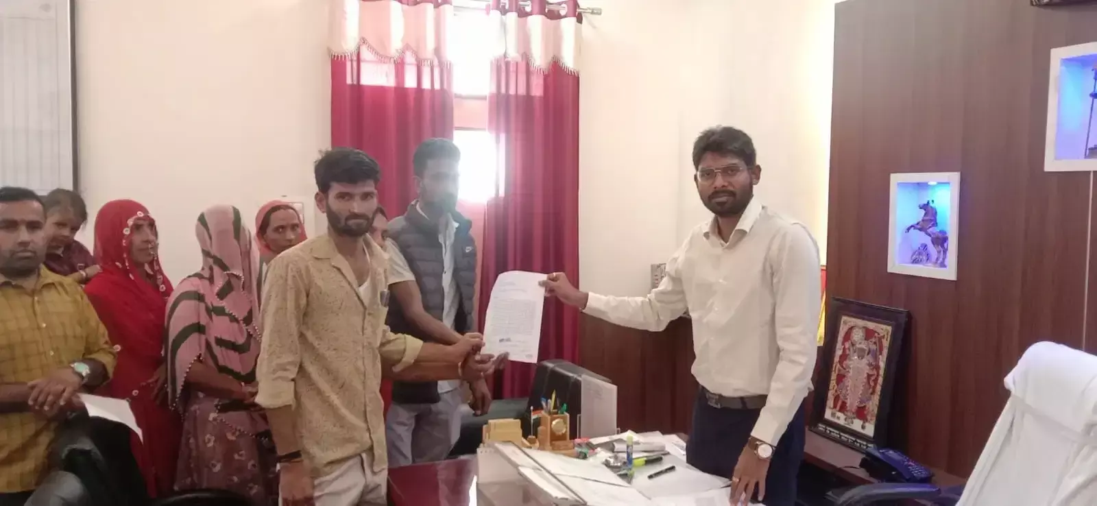 गोगुंदा उपखंड कार्यालय में ज्ञापन देते ग्रामीण और खाखड़ी गांव की महिलाएं। गोगुंदा उपखंड कार्यालय में ज्ञापन देते ग्रामीण और खाखड़ी गांव की महिलाएं।