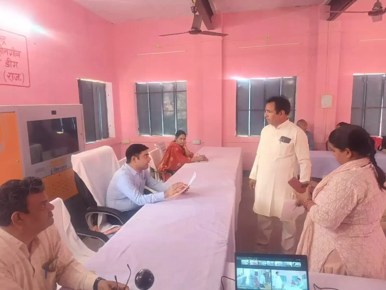 ग्राम सोनगांव में जनसुनवाई के दौरान ग्रामीणों को संबोधित करते डीग जिला कलक्टर उत्सव कौशल।