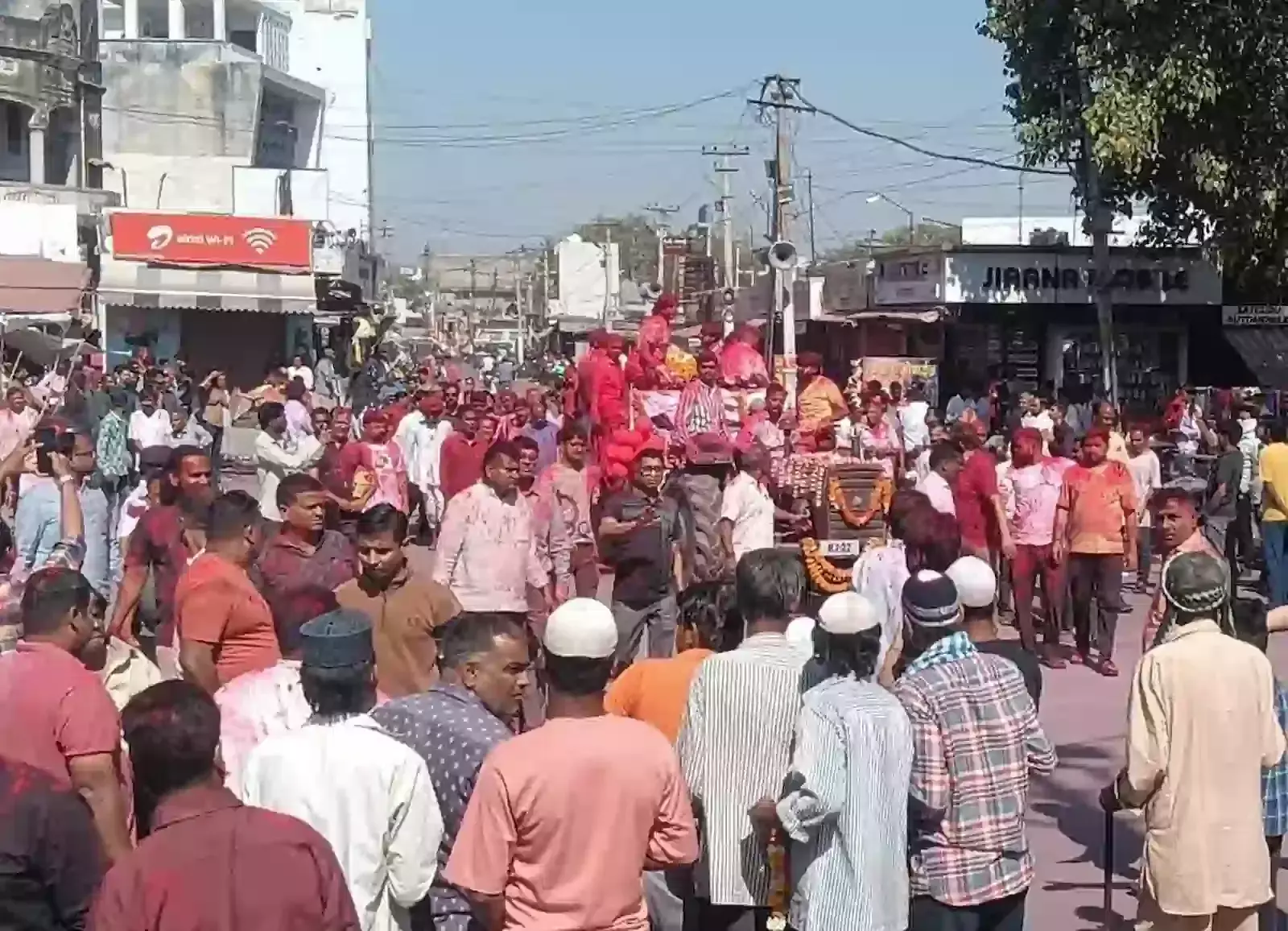 ब्यावर के मुख्य बाजार में दिवंगत चंद्रप्रकाश अग्रवाल की अंतिम यात्रा के दौरान ट्रैक्टर पर पुष्प अर्पित करते लोग। ब्यावर के मुख्य बाजार में दिवंगत चंद्रप्रकाश अग्रवाल की अंतिम यात्रा के दौरान ट्रैक्टर पर पुष्प अर्पित करते लोग।