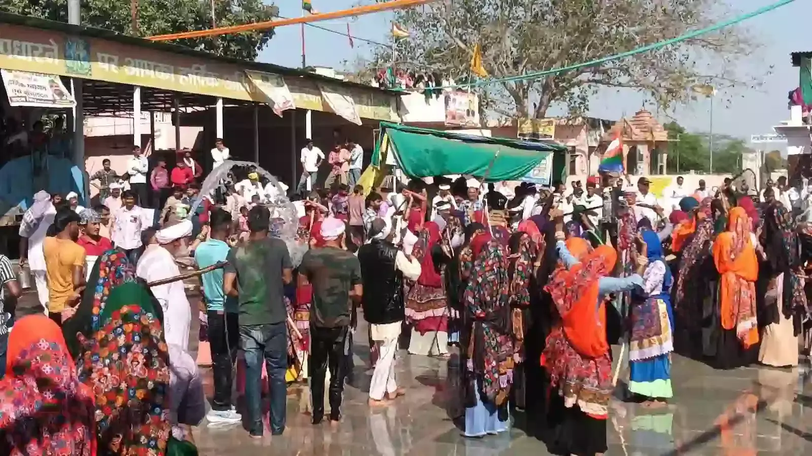 नादौती के जगदीश धाम कैमरी में डोलची से रंग डालते पुरुष और कोड़े बरसाती महिलाएं। नादौती के जगदीश धाम कैमरी में डोलची से रंग डालते पुरुष और कोड़े बरसाती महिलाएं।