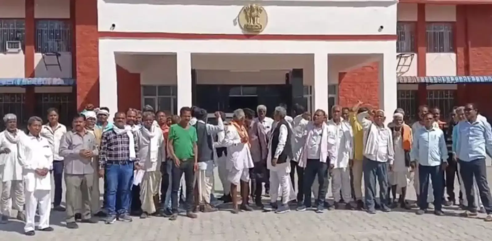 बारां जिला कलेक्टर कार्यालय में सहरिया समाज के लोग टीएसपी क्षेत्र के विरोध में ज्ञापन देते हुए। बारां जिला कलेक्टर कार्यालय में सहरिया समाज के लोग टीएसपी क्षेत्र के विरोध में ज्ञापन देते हुए।