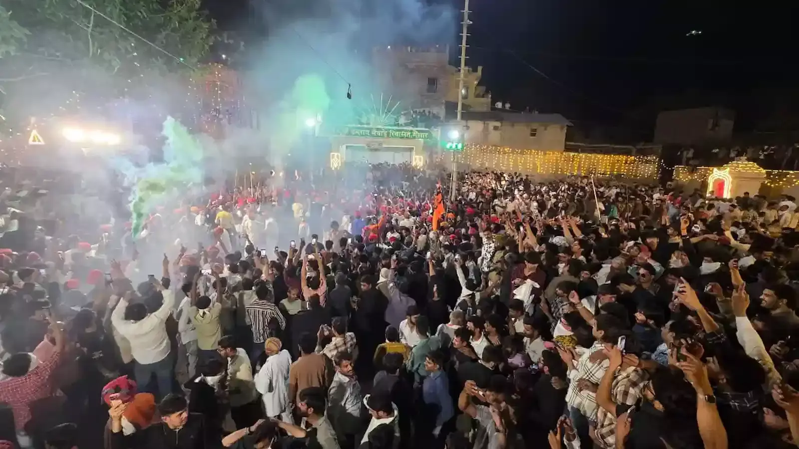 उदयपुर के मेनार गांव में जमराबीज पर बंदूकों से बारूद की होली खेलते ग्रामीण और आतिशबाजी का दृश्य। उदयपुर के मेनार गांव में जमराबीज पर बंदूकों से बारूद की होली खेलते ग्रामीण और आतिशबाजी का दृश्य।