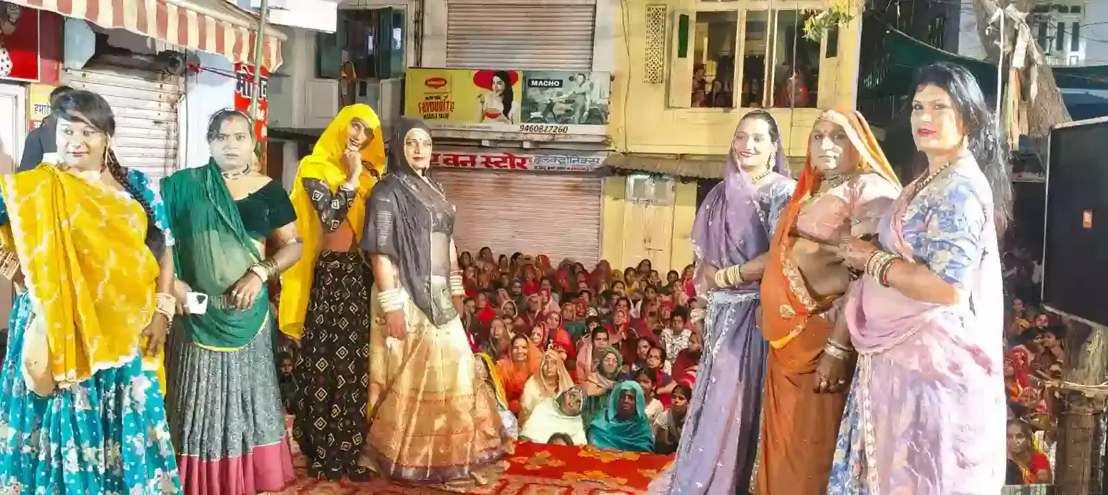 वल्लभनगर के कबूतर चौक में इलाजी बावजी के सामने पारंपरिक वेशभूषा में नृत्य करते किन्नर समुदाय के लोग। वल्लभनगर के कबूतर चौक में इलाजी बावजी के सामने पारंपरिक वेशभूषा में नृत्य करते किन्नर समुदाय के लोग।