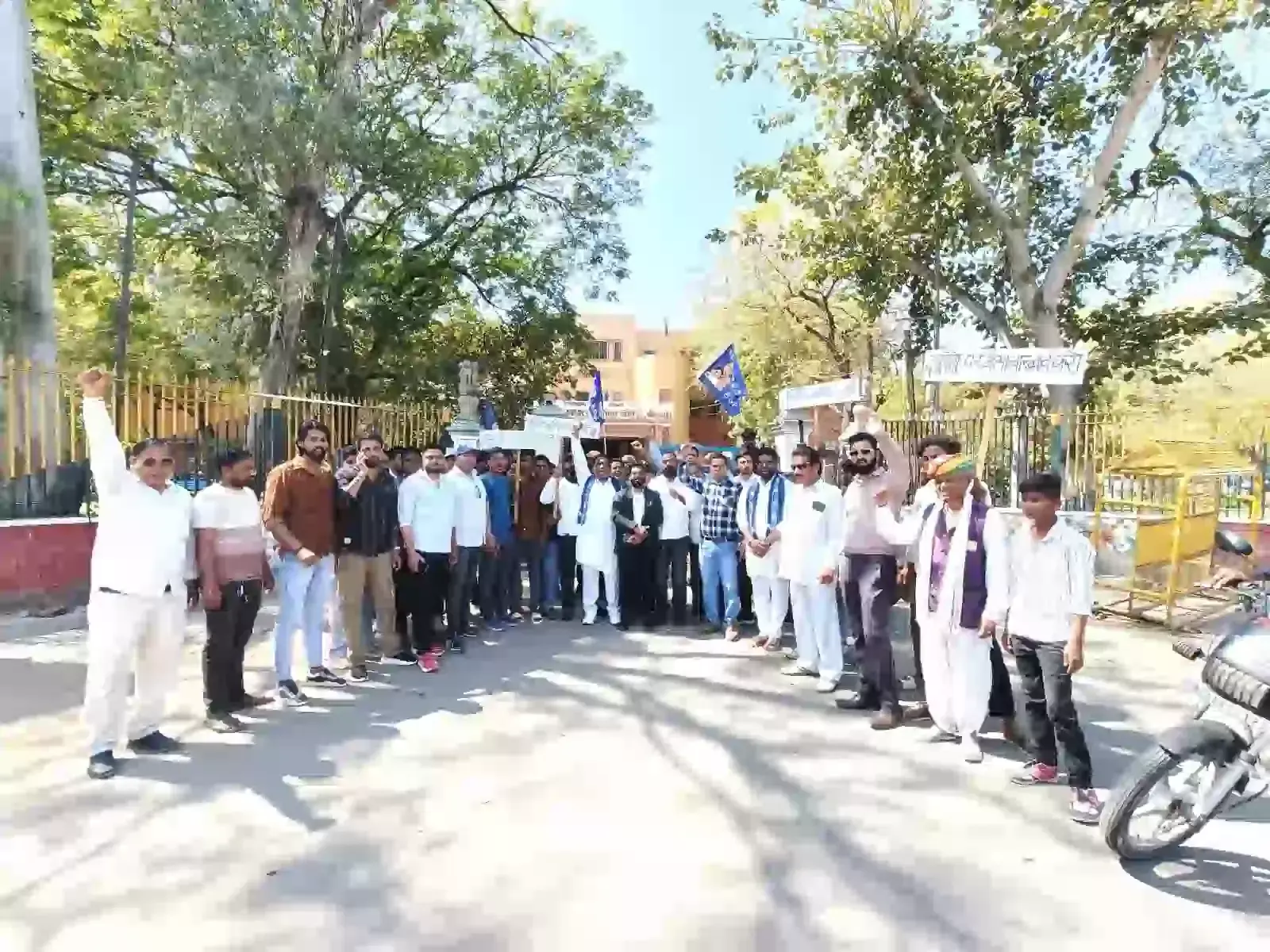 भीलवाड़ा जिला कलेक्ट्रेट पर अंबेडकर भवन विवाद में ज्ञापन सौंपते बहुजन समाज के विभिन्न संगठनों के पदाधिकारी और कार्यकर्ता। भीलवाड़ा जिला कलेक्ट्रेट पर अंबेडकर भवन विवाद में ज्ञापन सौंपते बहुजन समाज के विभिन्न संगठनों के पदाधिकारी और कार्यकर्ता।