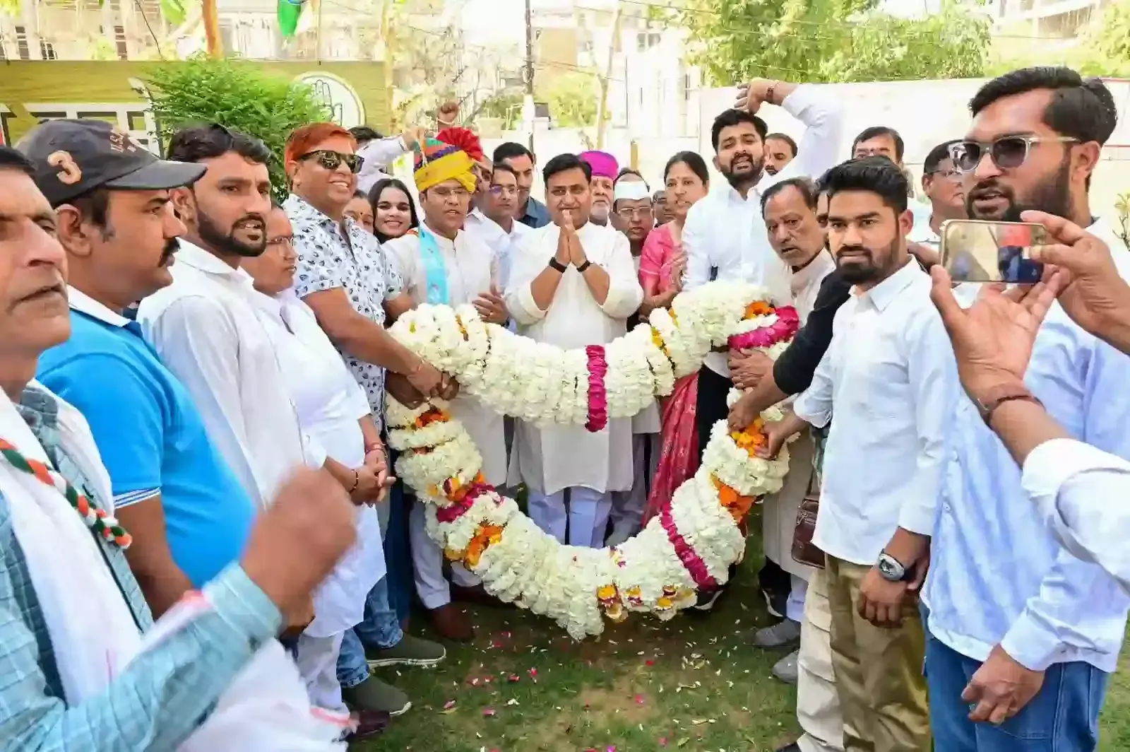 जयपुर पीसीसी कार्यालय में प्रदेशाध्यक्ष गोविंद सिंह डोटासरा के साथ ब्यावर नगर अध्यक्ष भरत बाघमार और अन्य कांग्रेसी कार्यकर्ता। जयपुर पीसीसी कार्यालय में प्रदेशाध्यक्ष गोविंद सिंह डोटासरा के साथ ब्यावर नगर अध्यक्ष भरत बाघमार और अन्य कांग्रेसी कार्यकर्ता।