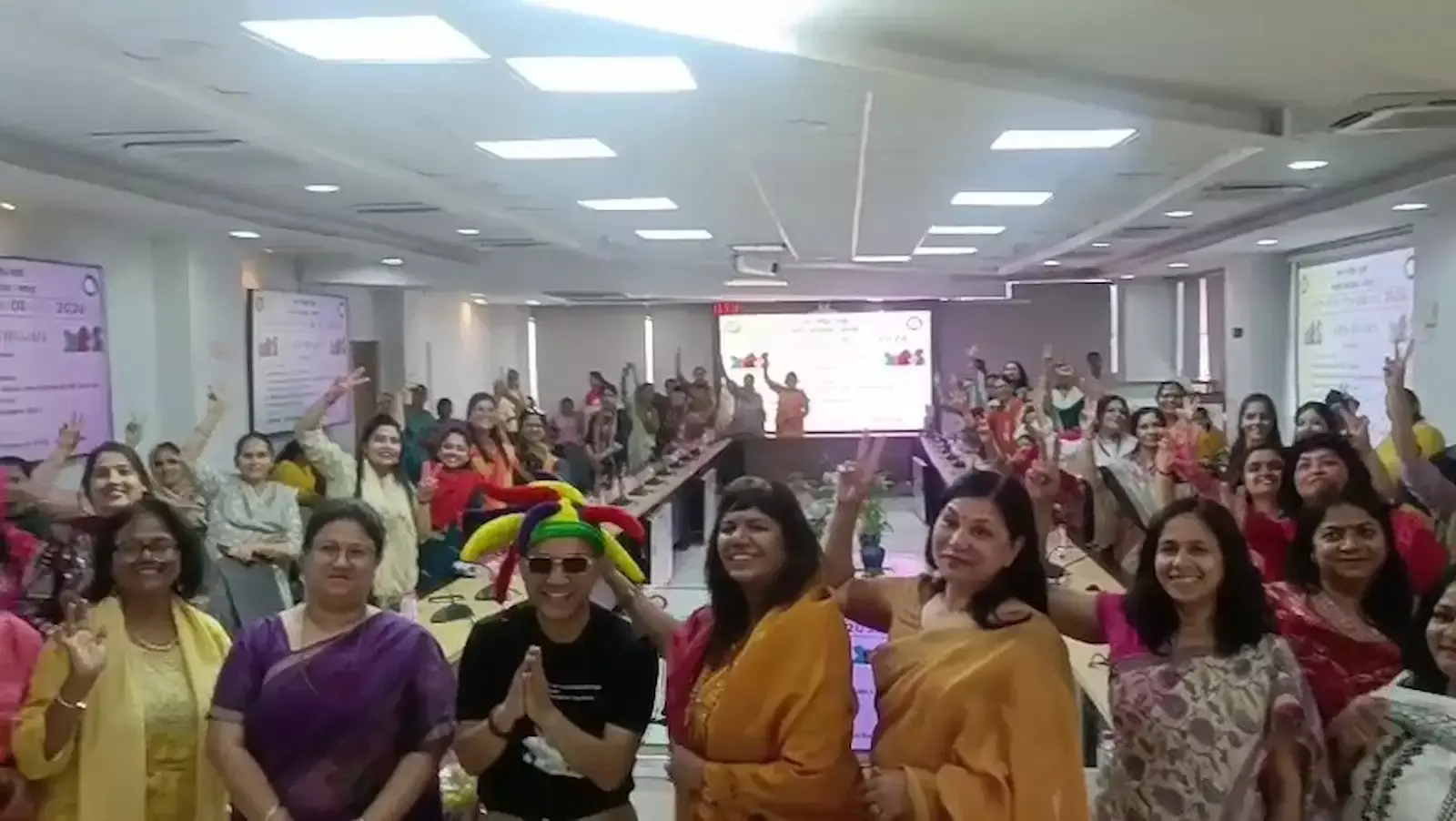 उत्तर पश्चिम रेलवे मुख्यालय में महिला रेलकर्मी प्रशिक्षक के साथ लाफ्टर योगा का अभ्यास कर रही हैं। उत्तर पश्चिम रेलवे मुख्यालय में महिला रेलकर्मी प्रशिक्षक के साथ लाफ्टर योगा का अभ्यास कर रही हैं।