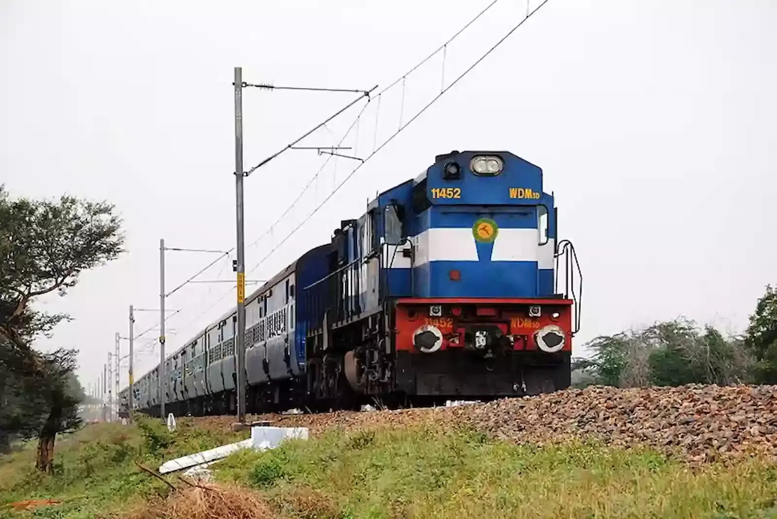 पटरी पर चलती हुई नीली एक्सप्रेस ट्रेन जो अनुगुल स्टेशन के रेलवे प्लेटफॉर्म की ओर आ रही है। पटरी पर चलती हुई नीली एक्सप्रेस ट्रेन जो अनुगुल स्टेशन के रेलवे प्लेटफॉर्म की ओर आ रही है।