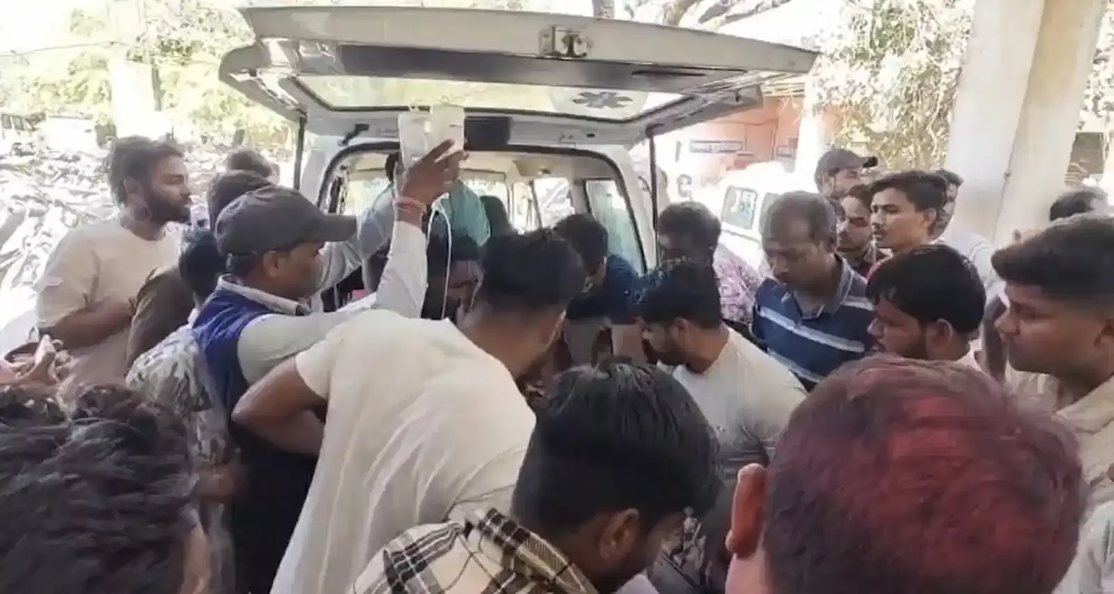 बारां के घंटाघर के पास चाकूबाजी घटना स्थल पर जांच करती कोतवाली थाना पुलिस। बारां के घंटाघर के पास चाकूबाजी घटना स्थल पर जांच करती कोतवाली थाना पुलिस।