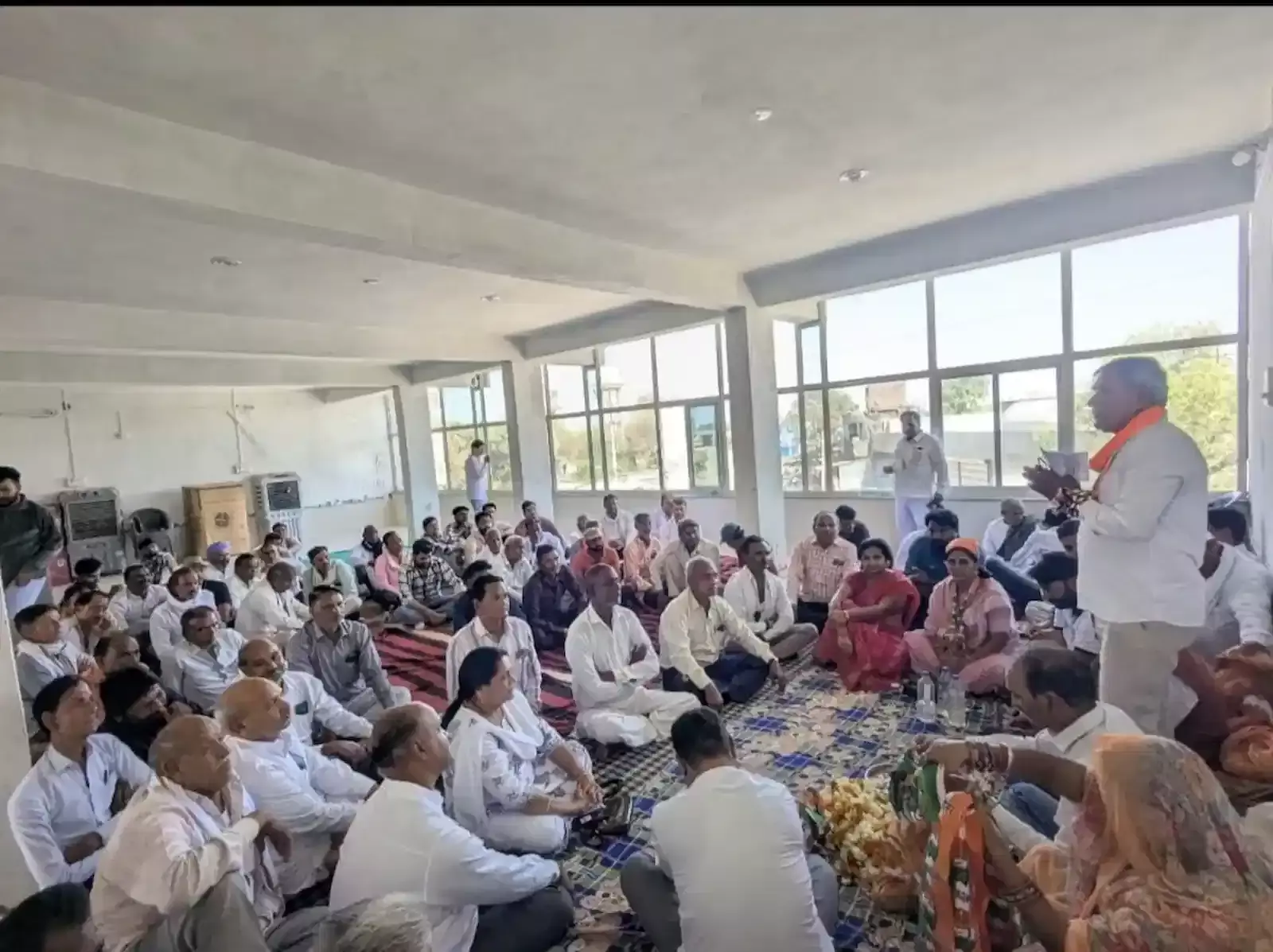 किशनगंज और शाहबाद में आयोजित कांग्रेस की संगठनात्मक बैठक में मंच पर उपस्थित पदाधिकारी और कार्यकर्ता। किशनगंज और शाहबाद में आयोजित कांग्रेस की संगठनात्मक बैठक में मंच पर उपस्थित पदाधिकारी और कार्यकर्ता।