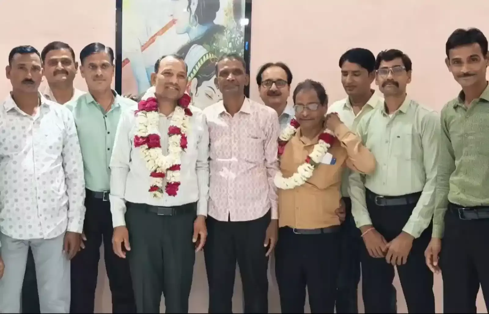 बारां में खंडेलवाल वैश्य पंचायत आमसभा के दौरान मंच पर नवनियुक्त अध्यक्ष का स्वागत करते पदाधिकारी। बारां में खंडेलवाल वैश्य पंचायत आमसभा के दौरान मंच पर नवनियुक्त अध्यक्ष का स्वागत करते पदाधिकारी।