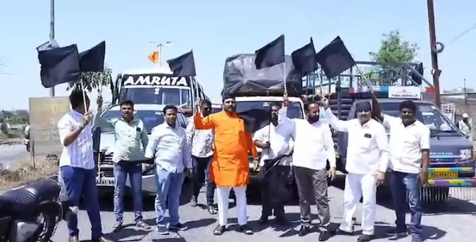 लातूर क्षेत्रीय परिवहन कार्यालय के बाहर ई-चलन के विरोध में प्रदर्शन करते वाहन मालिक और कतार में खड़े ट्रक। लातूर क्षेत्रीय परिवहन कार्यालय के बाहर ई-चलन के विरोध में प्रदर्शन करते वाहन मालिक और कतार में खड़े ट्रक।