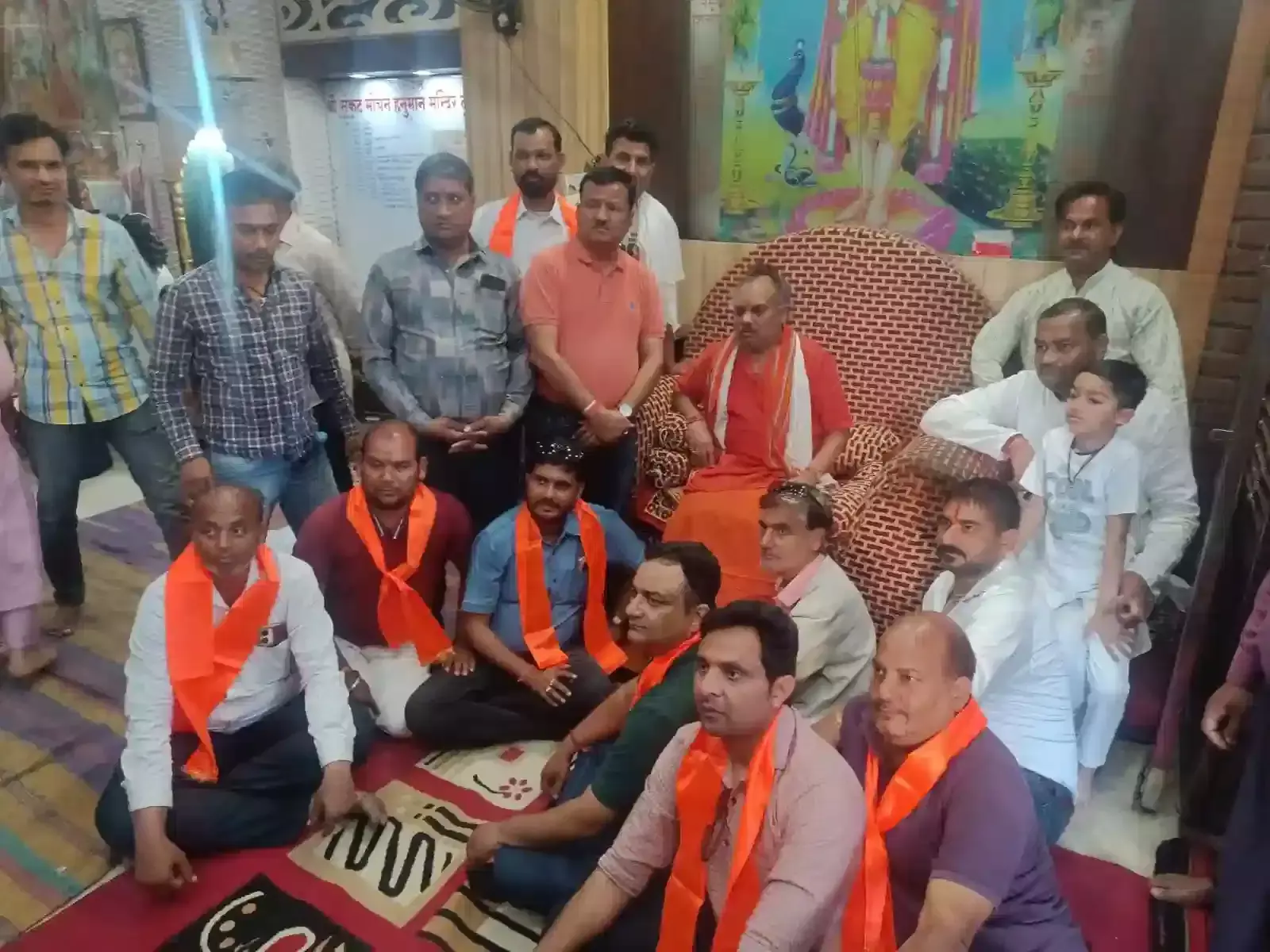 कारोई के श्री सांवरिया हनुमान मंदिर पाटोत्सव की जानकारी देते महन्त बाबूगिरीजी महाराज और ट्रस्ट पदाधिकारी भीलवाड़ा में। कारोई के श्री सांवरिया हनुमान मंदिर पाटोत्सव की जानकारी देते महन्त बाबूगिरीजी महाराज और ट्रस्ट पदाधिकारी भीलवाड़ा में।