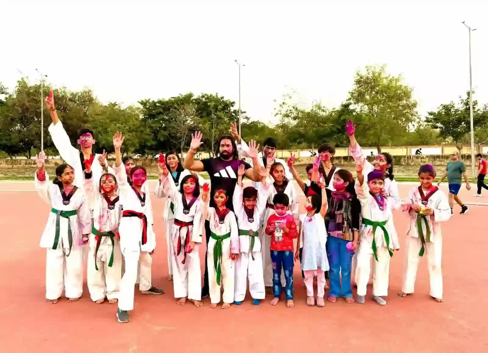कोटा के श्रीनाथपुरम स्टेडियम में ताइक्वांडो खिलाड़ी और प्रशिक्षक आपस में गुलाल लगाकर होली मनाते हुए। कोटा के श्रीनाथपुरम स्टेडियम में ताइक्वांडो खिलाड़ी और प्रशिक्षक आपस में गुलाल लगाकर होली मनाते हुए।