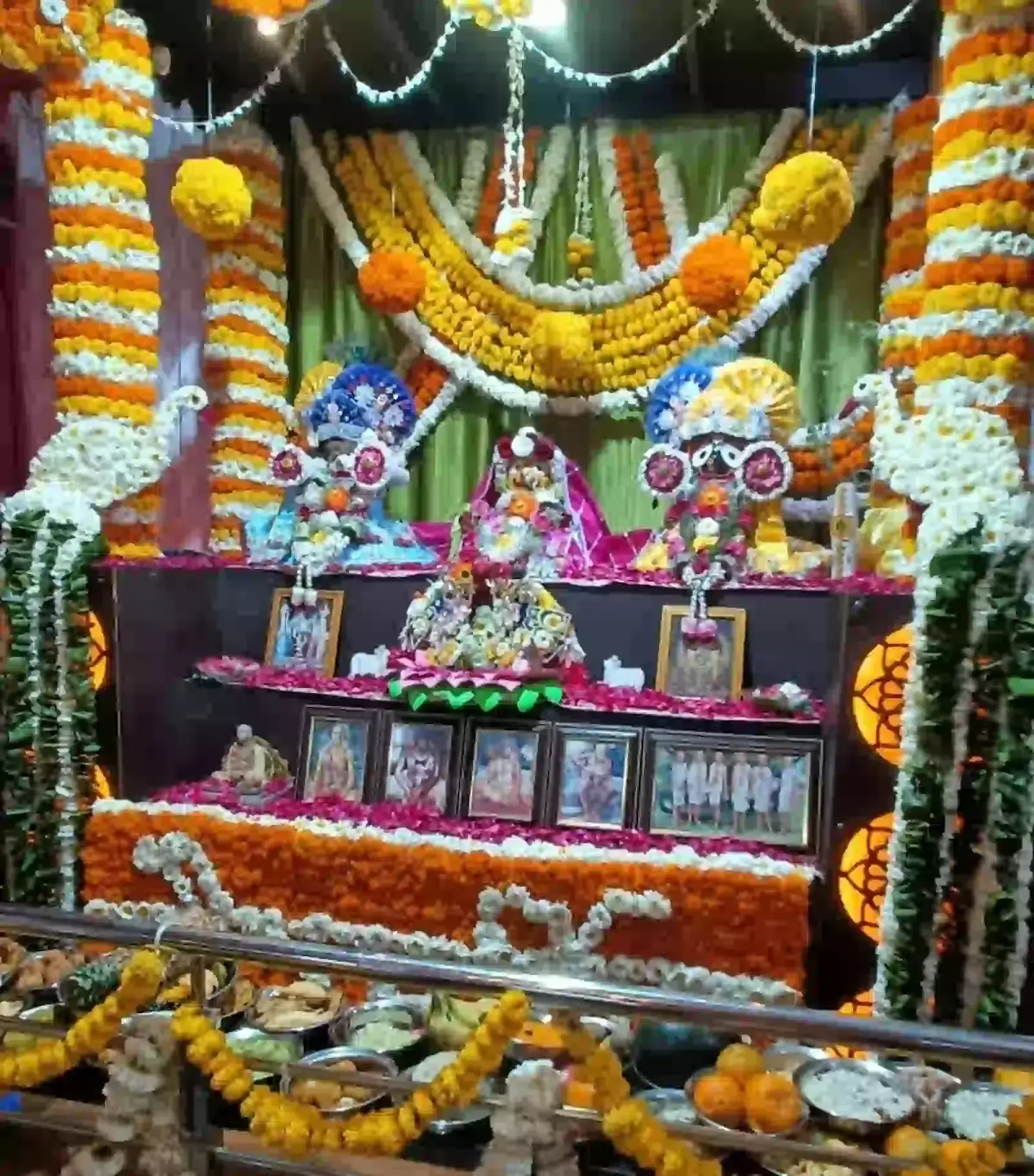 इस्कॉन मंदिर कोटा में चैतन्य महाप्रभु प्राकट्य उत्सव के दौरान दीप प्रज्वलन करते अतिथि और उपस्थित श्रद्धालु। इस्कॉन मंदिर कोटा में चैतन्य महाप्रभु प्राकट्य उत्सव के दौरान दीप प्रज्वलन करते अतिथि और उपस्थित श्रद्धालु।