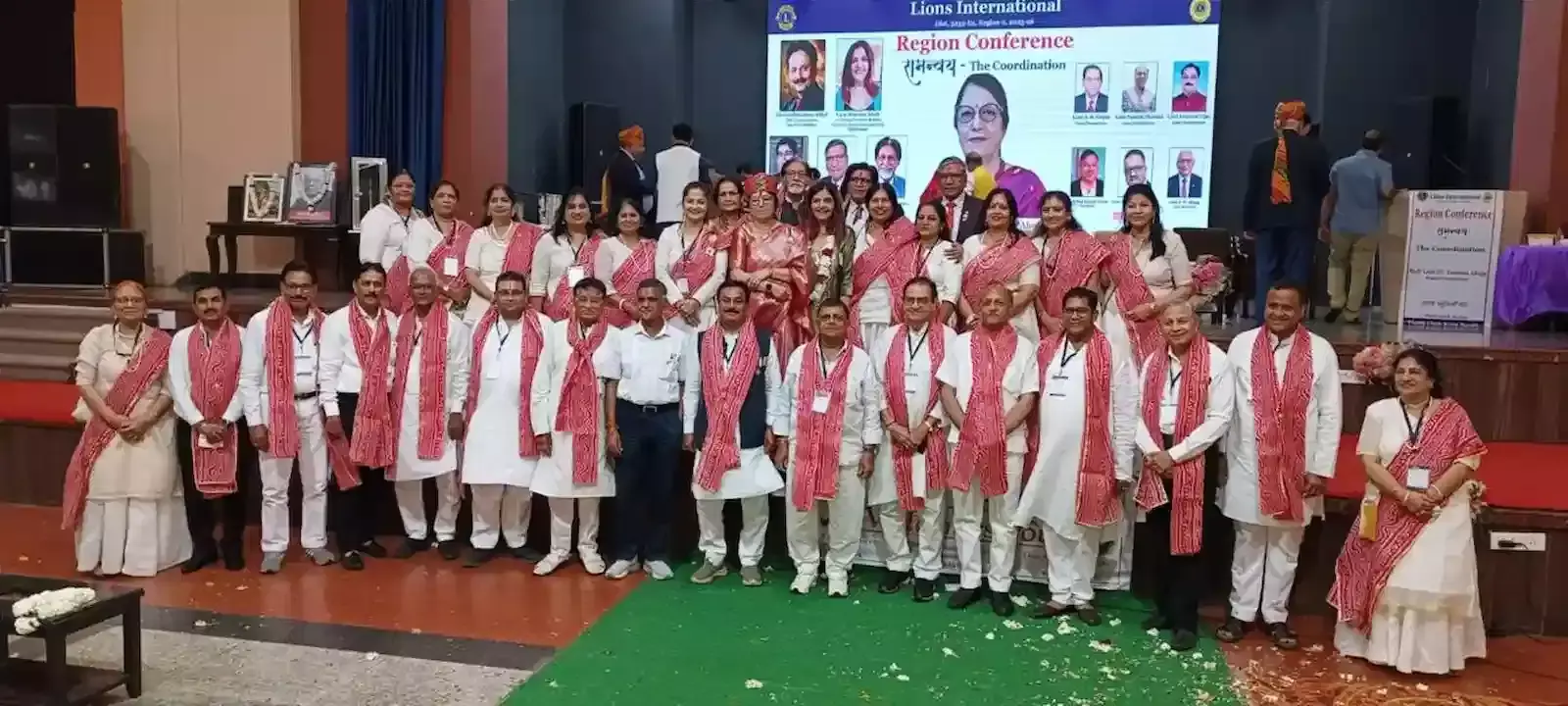 कोटा में आयोजित रीजन कॉन्फ्रेंस के दौरान मंच पर ट्रॉफी और पुरस्कार ग्रहण करते लायंस क्लब कोटा के पदाधिकारी और सदस्य। कोटा में आयोजित रीजन कॉन्फ्रेंस के दौरान मंच पर ट्रॉफी और पुरस्कार ग्रहण करते लायंस क्लब कोटा के पदाधिकारी और सदस्य।