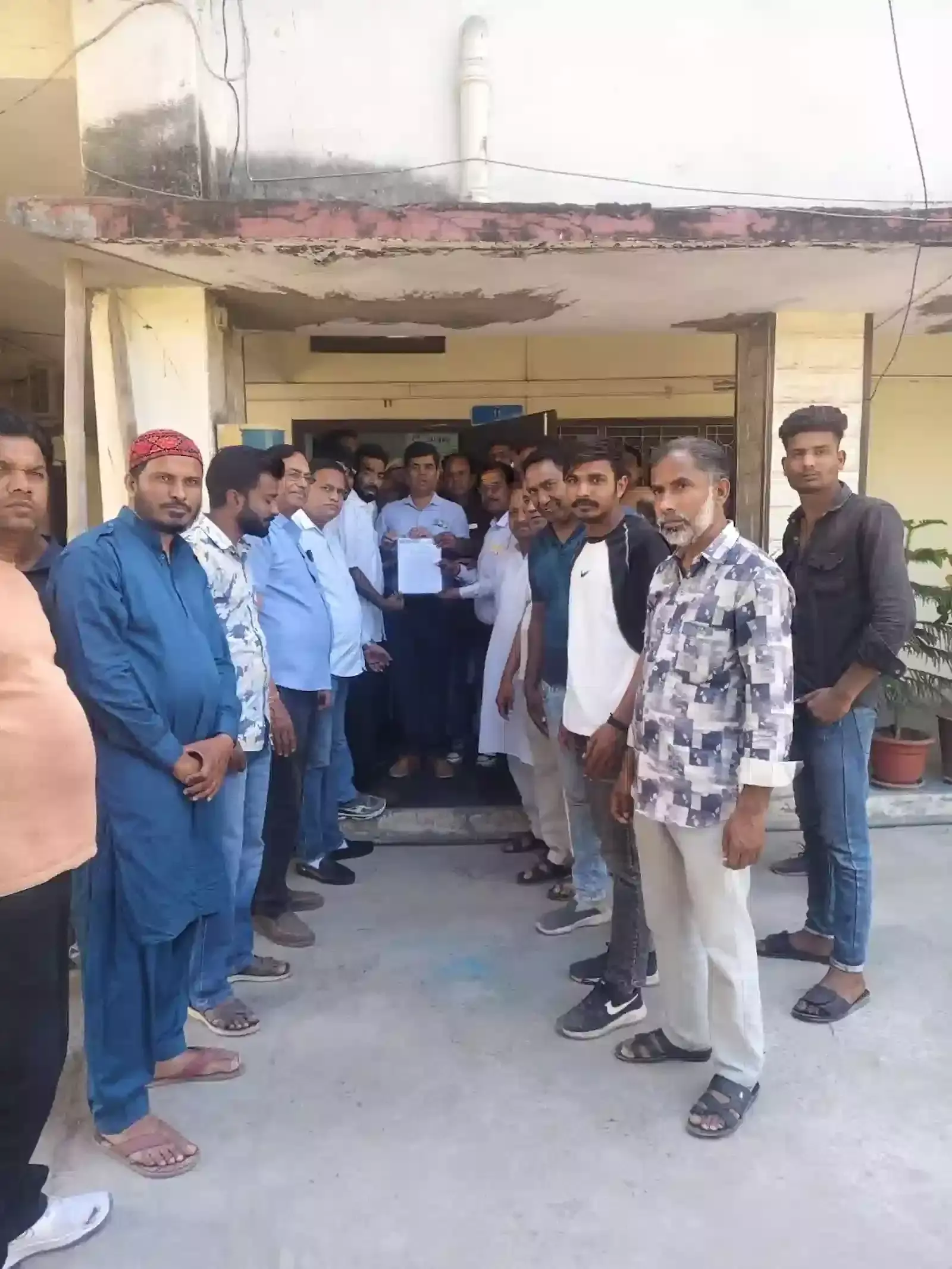 चित्तौड़गढ़ नगर परिषद के बाहर प्रदर्शन करते कांग्रेस कार्यकर्ता और पदाधिकारी ज्ञापन सौंपते हुए। चित्तौड़गढ़ नगर परिषद के बाहर प्रदर्शन करते कांग्रेस कार्यकर्ता और पदाधिकारी ज्ञापन सौंपते हुए।