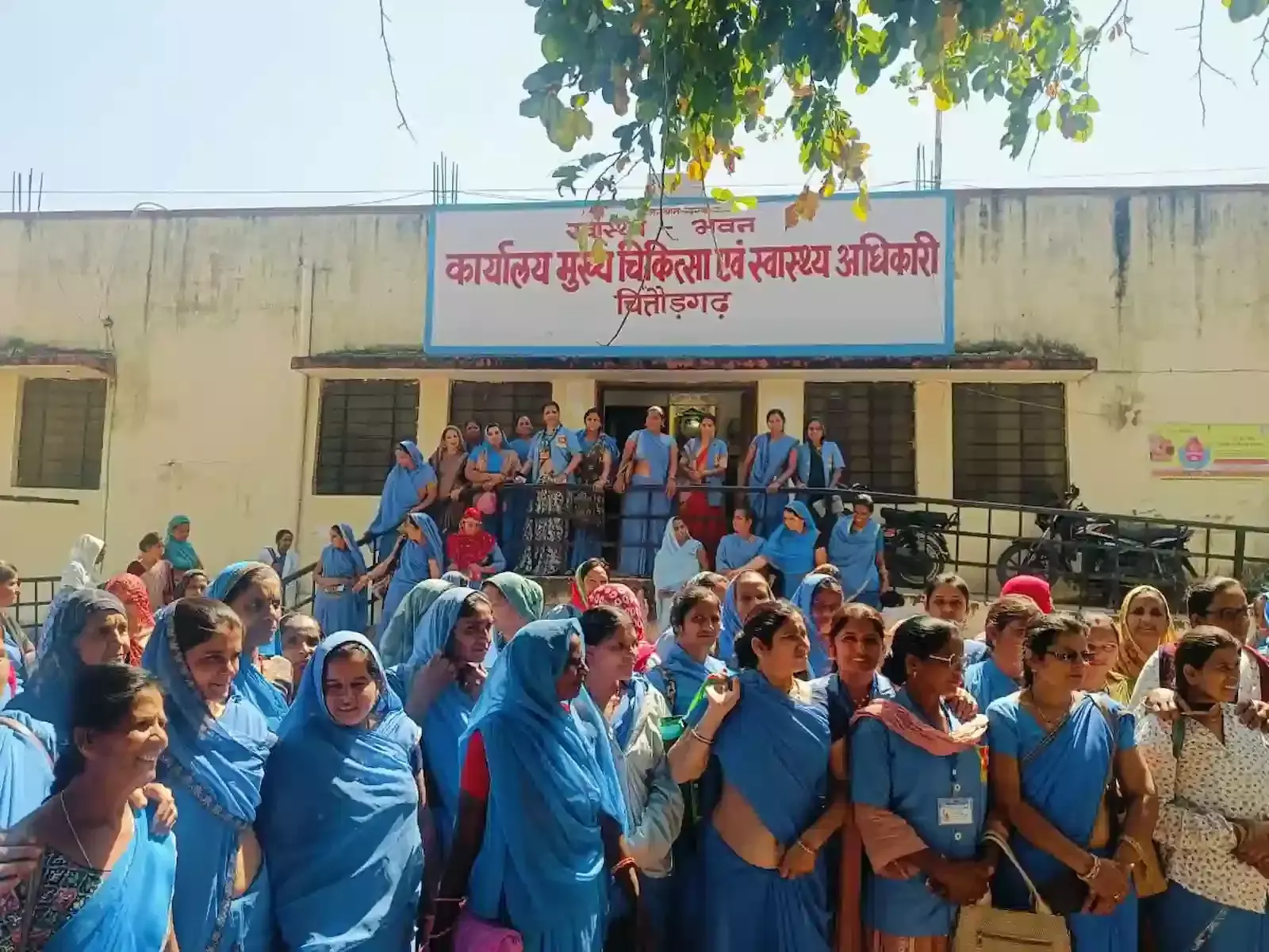 चित्तौड़गढ़ मुख्य चिकित्सा एवं स्वास्थ्य अधिकारी कार्यालय के बाहर नारेबाजी करतीं आशा सहयोगिनियाँ। चित्तौड़गढ़ मुख्य चिकित्सा एवं स्वास्थ्य अधिकारी कार्यालय के बाहर नारेबाजी करतीं आशा सहयोगिनियाँ।