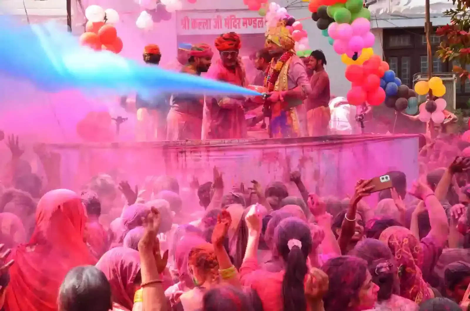 चित्तौड़गढ़ कल्लाजी वेदपीठ परिसर में फागोत्सव के दौरान अबीर और फूलों की होली खेलते श्रद्धालु। चित्तौड़गढ़ कल्लाजी वेदपीठ परिसर में फागोत्सव के दौरान अबीर और फूलों की होली खेलते श्रद्धालु।