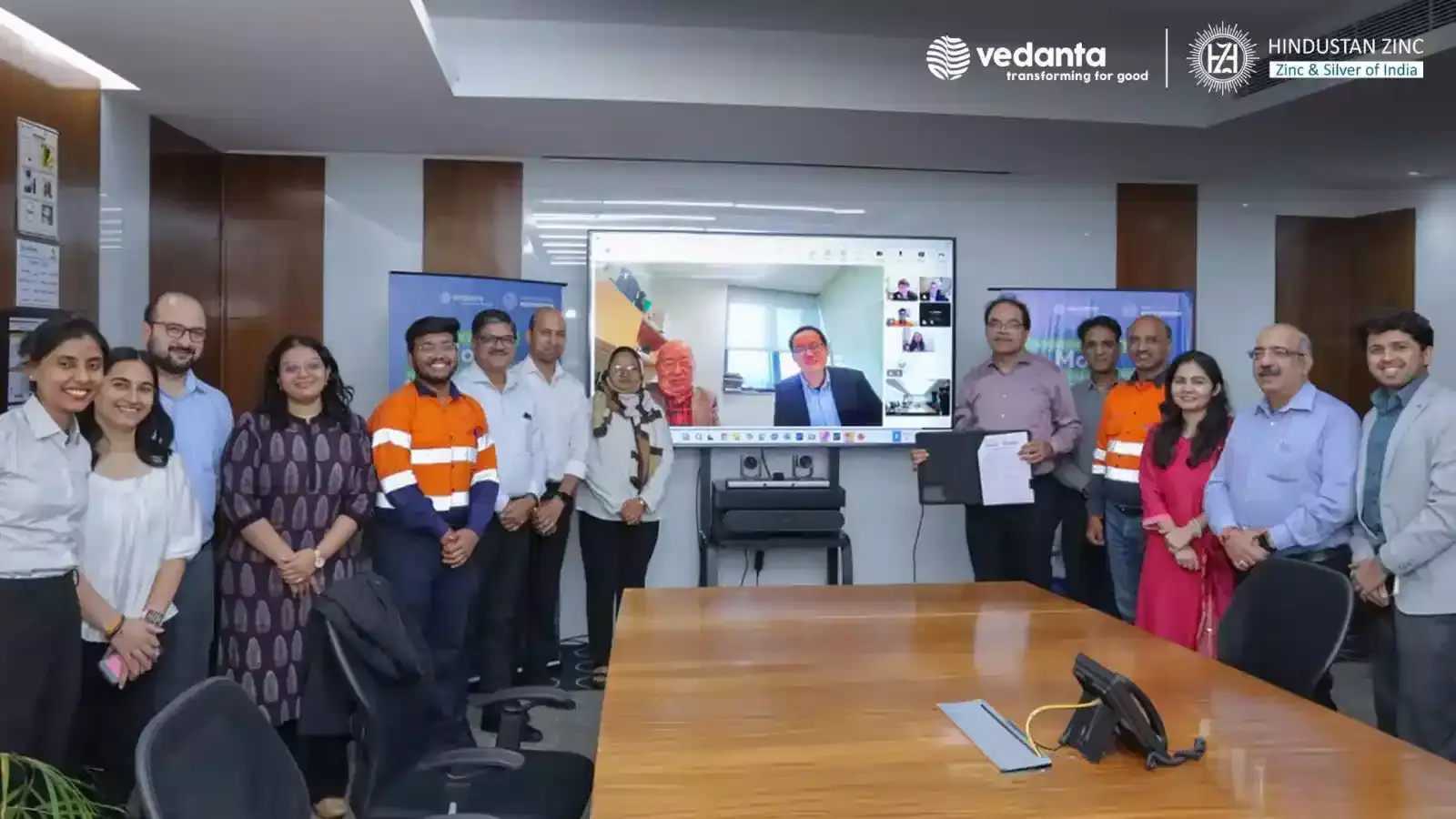 चित्तौड़गढ़ में हिन्दुस्तान जिंक और वर्जीनिया टेक के मध्य सिल्वर रिकवरी समझौते के दौरान उपस्थित अधिकारी और दस्तावेज। चित्तौड़गढ़ में हिन्दुस्तान जिंक और वर्जीनिया टेक के मध्य सिल्वर रिकवरी समझौते के दौरान उपस्थित अधिकारी और दस्तावेज।