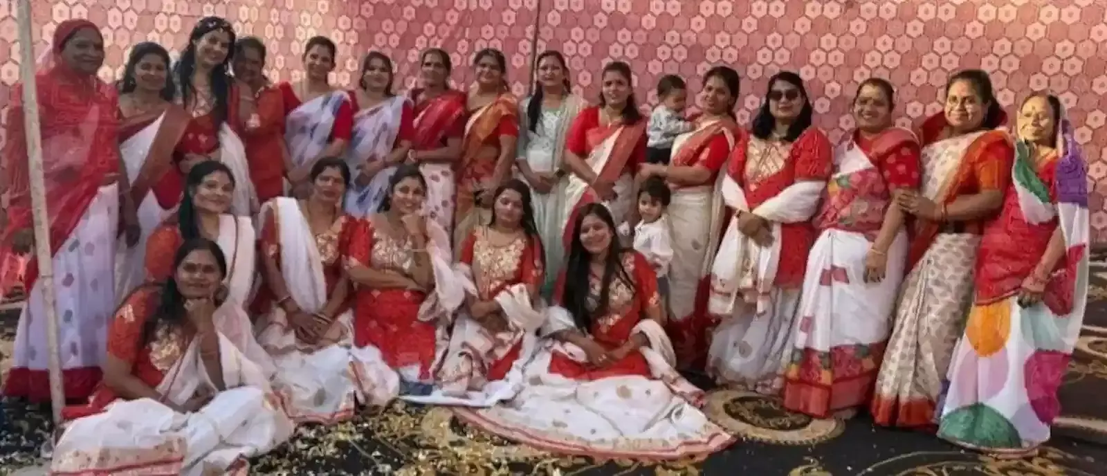 चित्तौड़गढ़ की शिवालिक विहार कॉलोनी में आयोजित त्रिदिवसीय रंगोत्सव कार्यक्रम के दौरान उपस्थित जनसमूह और आयोजन समिति सदस्य। चित्तौड़गढ़ की शिवालिक विहार कॉलोनी में आयोजित त्रिदिवसीय रंगोत्सव कार्यक्रम के दौरान उपस्थित जनसमूह और आयोजन समिति सदस्य।