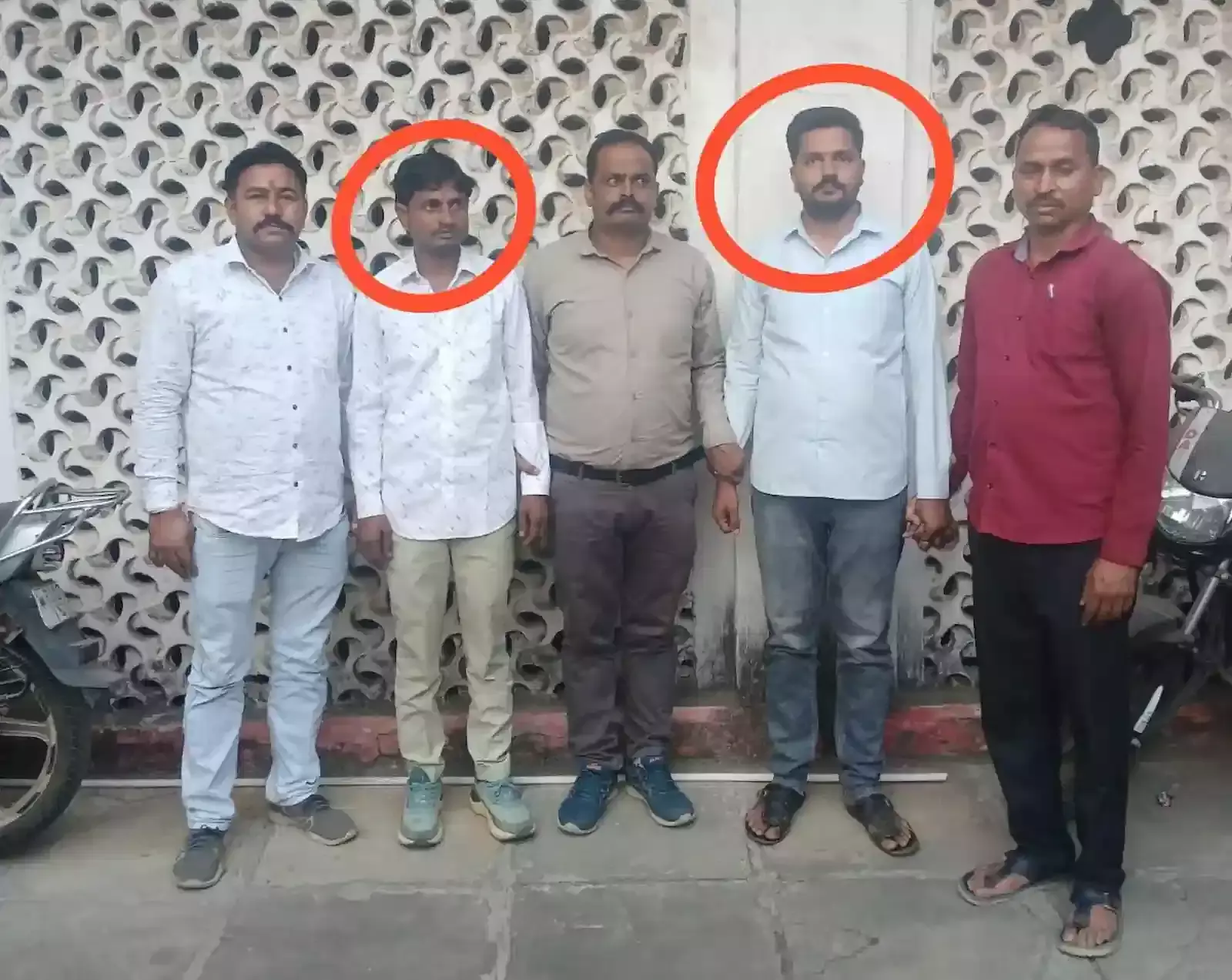 प्रतापगढ़ एसीबी टीम की गिरफ्त में रिश्वत लेते पकड़े गए आरोपी ग्राम विकास अधिकारी और दलाल। प्रतापगढ़ एसीबी टीम की गिरफ्त में रिश्वत लेते पकड़े गए आरोपी ग्राम विकास अधिकारी और दलाल।