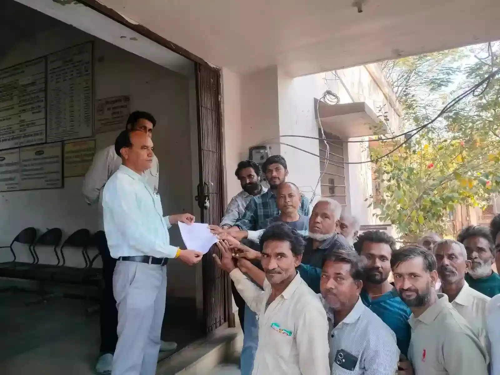छोटीसादड़ी उपखंड कार्यालय में शिवरात्रि मेले के व्यापारी एसडीएम को अवधि बढ़ाने का ज्ञापन सौंपते हुए। छोटीसादड़ी उपखंड कार्यालय में शिवरात्रि मेले के व्यापारी एसडीएम को अवधि बढ़ाने का ज्ञापन सौंपते हुए।