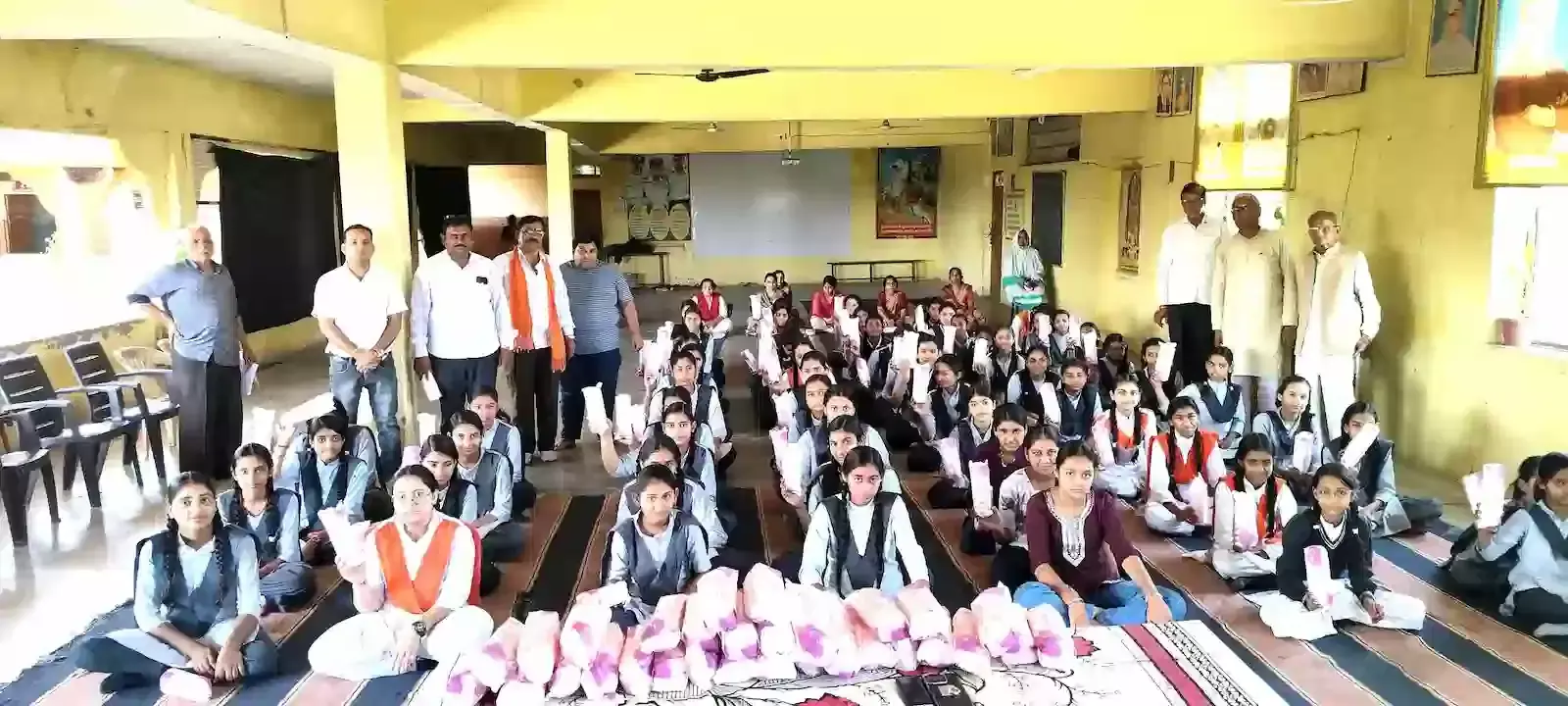 छोटीसादडी के विद्या निकेतन विद्यालय में गरिमा प्रोजेक्ट के तहत छात्राओं को सेनेटरी नैपकिन बांटते संस्था सदस्य। छोटीसादडी के विद्या निकेतन विद्यालय में गरिमा प्रोजेक्ट के तहत छात्राओं को सेनेटरी नैपकिन बांटते संस्था सदस्य।