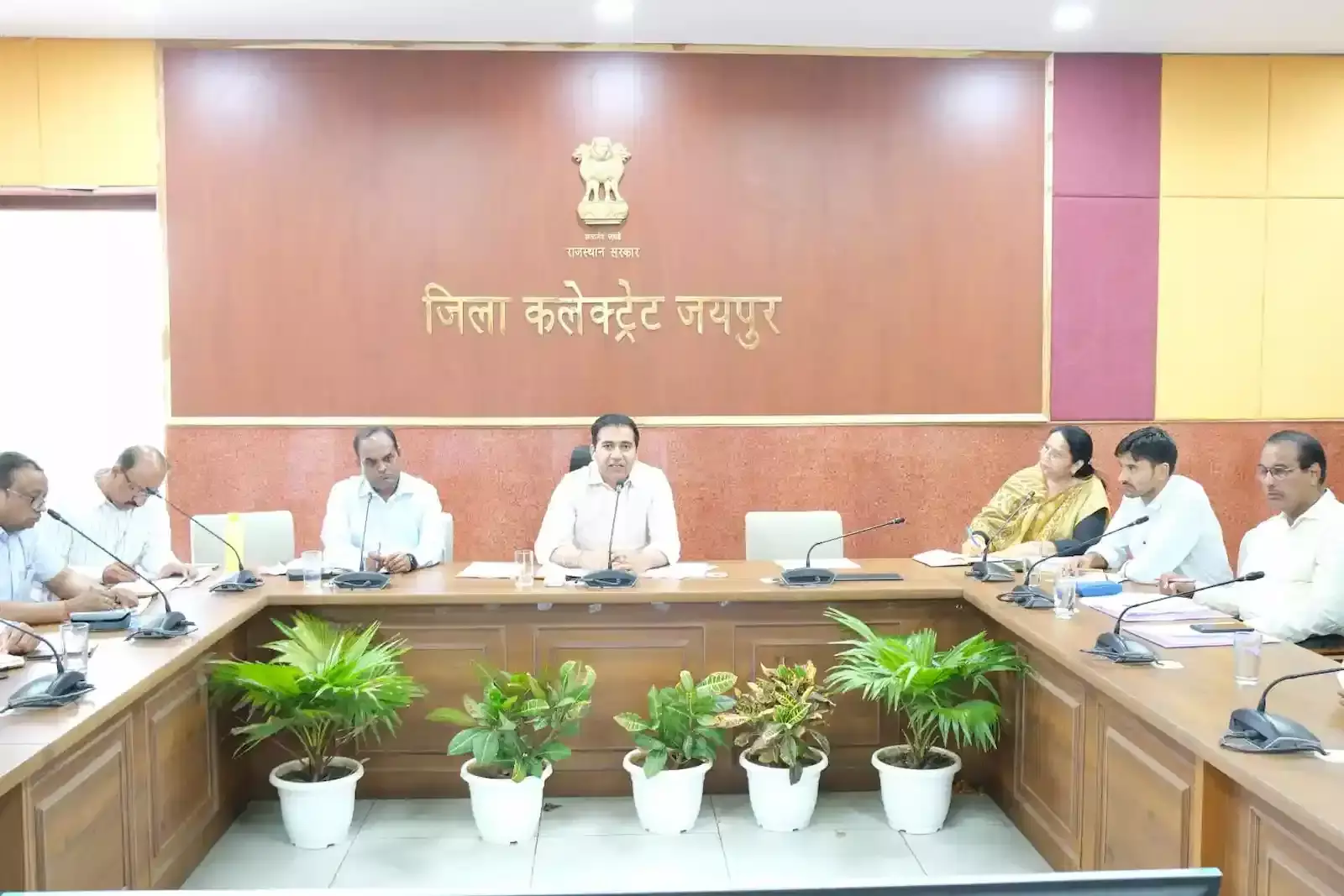 जयपुर नगर निगम की सतर्कता टीम सड़क किनारे से अवैध अस्थाई अतिक्रमण का सामान जब्त कर कैन्टर में भरते हुए। जयपुर नगर निगम की सतर्कता टीम सड़क किनारे से अवैध अस्थाई अतिक्रमण का सामान जब्त कर कैन्टर में भरते हुए।