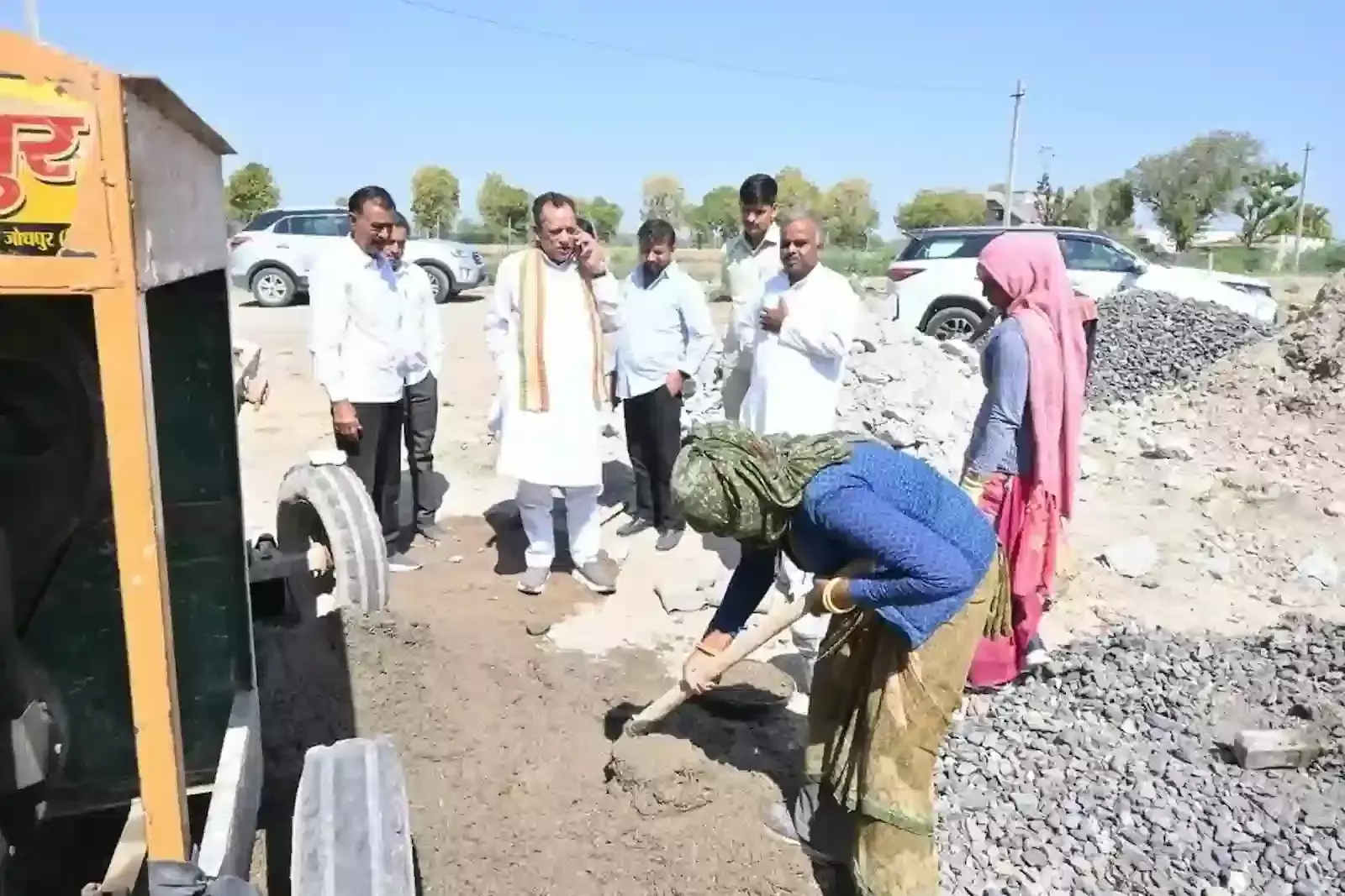 सुमेरपुर कोलीवाडा मार्ग पर निर्माणाधीन पुल का निरीक्षण करते कैबिनेट मंत्री जोराराम कुमावत और अधिकारी। सुमेरपुर कोलीवाडा मार्ग पर निर्माणाधीन पुल का निरीक्षण करते कैबिनेट मंत्री जोराराम कुमावत और अधिकारी।
