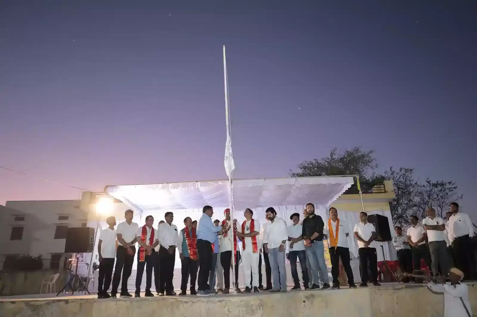 आमेट के खेल स्टेडियम में बार एसोसिएशन खेलकूद प्रतियोगिता के उद्घाटन समारोह में उपस्थित अतिथि और अधिवक्ता समूह।