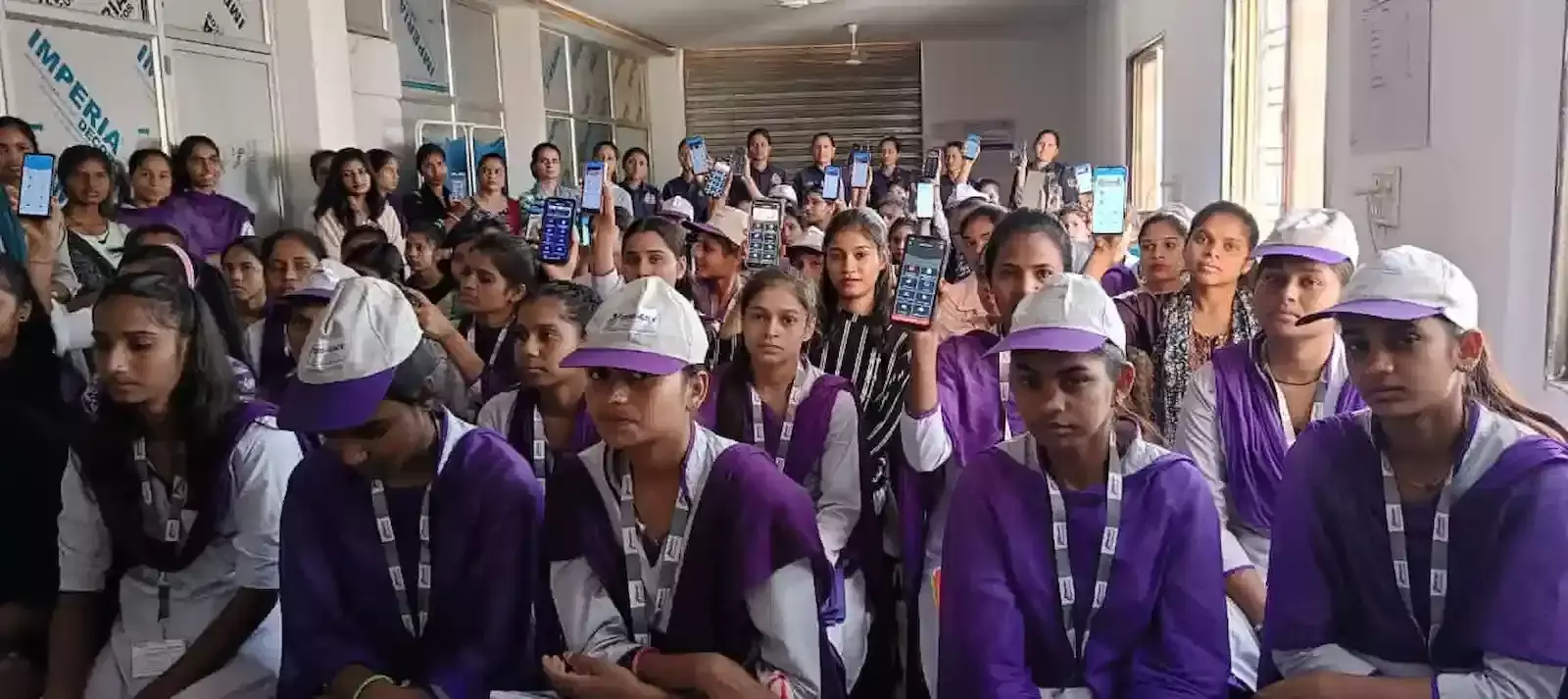 रावल बाल विद्या निकेतन प्रतापगढ़ में पुलिस टीम छात्राओं को राजकॉप सिटीजन ऐप की जानकारी देते हुए। रावल बाल विद्या निकेतन प्रतापगढ़ में पुलिस टीम छात्राओं को राजकॉप सिटीजन ऐप की जानकारी देते हुए।