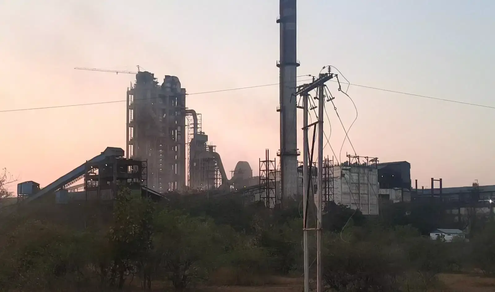 कोरपना के नारंडा में स्थित डालमिया सीमेंट फैक्ट्री का बाहरी दृश्य जहां एसिड रिसाव की घटना हुई।