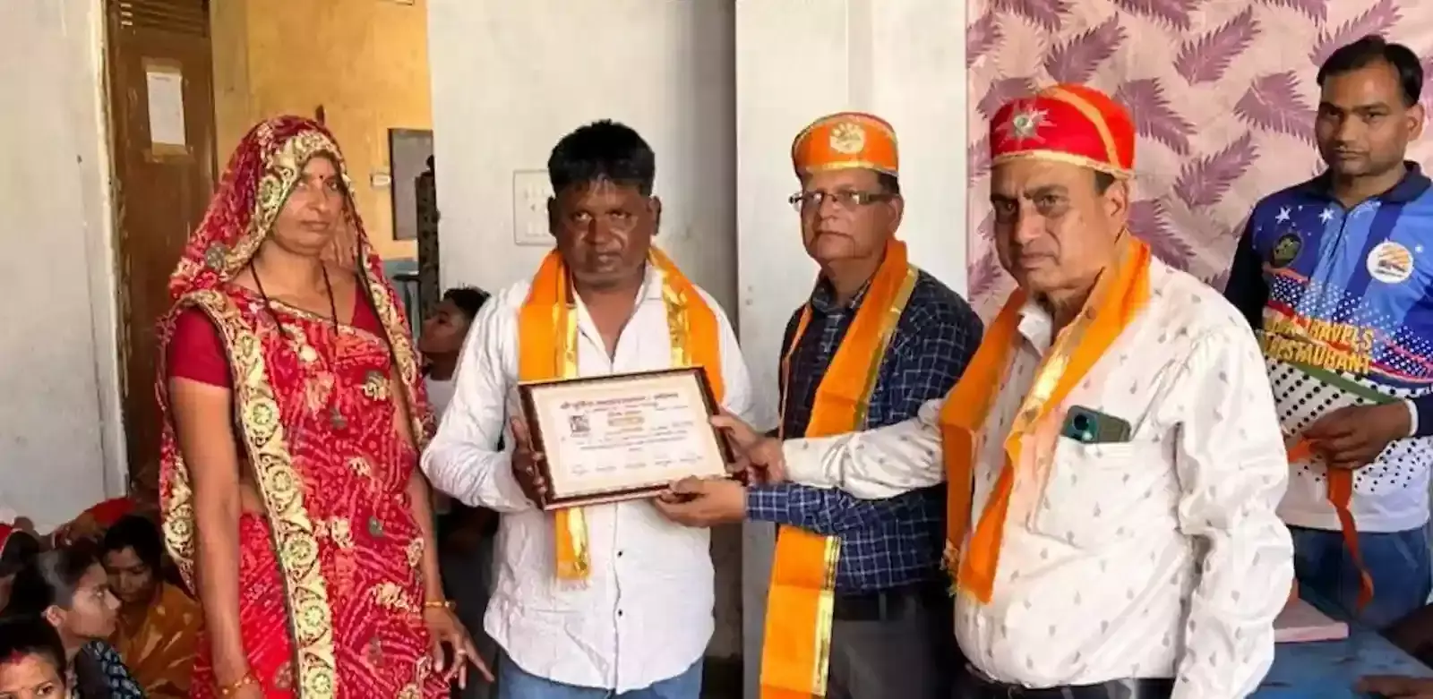 ओंगणा के समाज नोहरे में आयोजित समारोह के दौरान मंच पर मौजूद अतिथि और सम्मानित होती प्रतिभाएं। ओंगणा के समाज नोहरे में आयोजित समारोह के दौरान मंच पर मौजूद अतिथि और सम्मानित होती प्रतिभाएं।