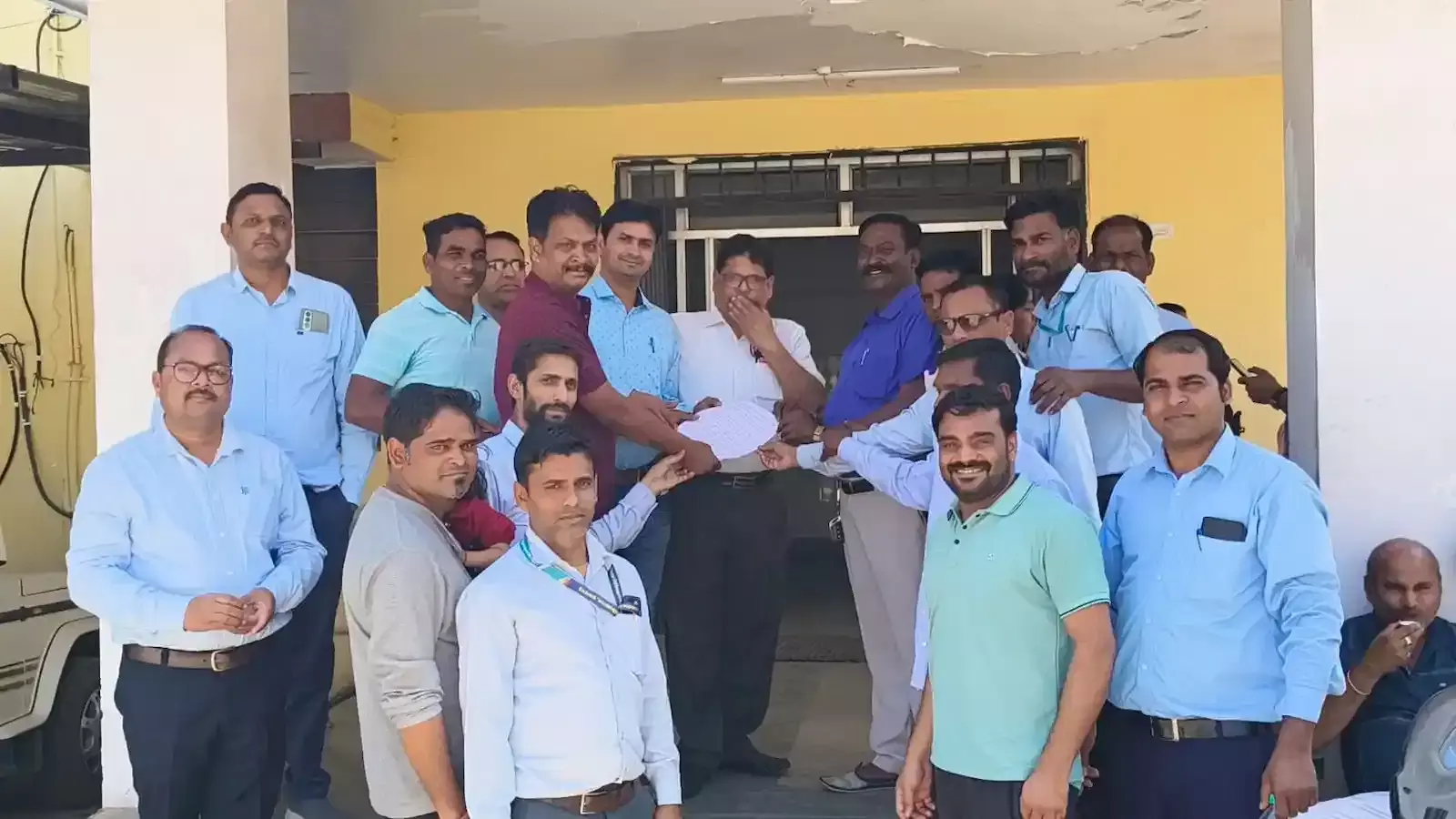 प्रतापगढ़ जिला अस्पताल में पीएमओ को ज्ञापन सौंपते हुए प्रदर्शन करते नाराज नर्सिंग कर्मचारी। प्रतापगढ़ जिला अस्पताल में पीएमओ को ज्ञापन सौंपते हुए प्रदर्शन करते नाराज नर्सिंग कर्मचारी।